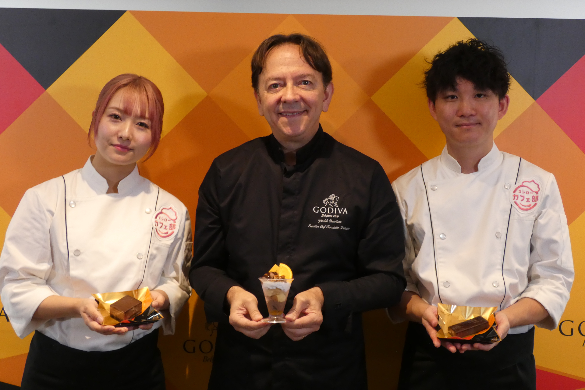（左から）FOOD & LIFE COMPANIES 商品開発課 専属パティシエの月輪ひかり氏、ゴディバ ジャパン エグゼクティブシェフ・ショコラティエ/パティシエのヤニック・シュヴォロー氏、FOOD & LIFE COMPANIES 商品開発課 専属パティシエの作田潤一氏