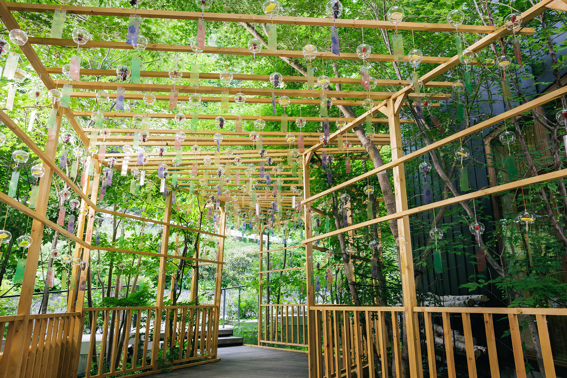 フルーツをあしらった風鈴を中庭に多数設置