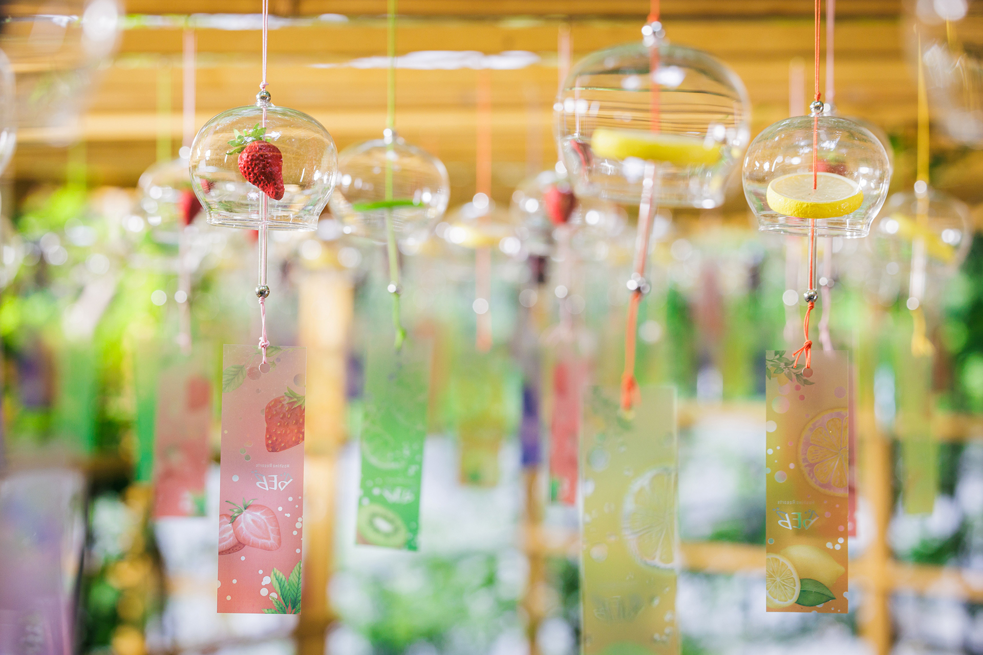 フルーツをあしらった風鈴を中庭に多数設置