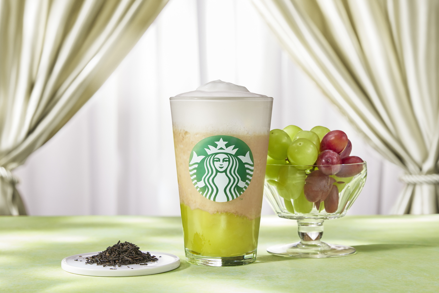 「マスカット アールグレイ フローズン ティー」（テイクアウト 678円、店内 690円）