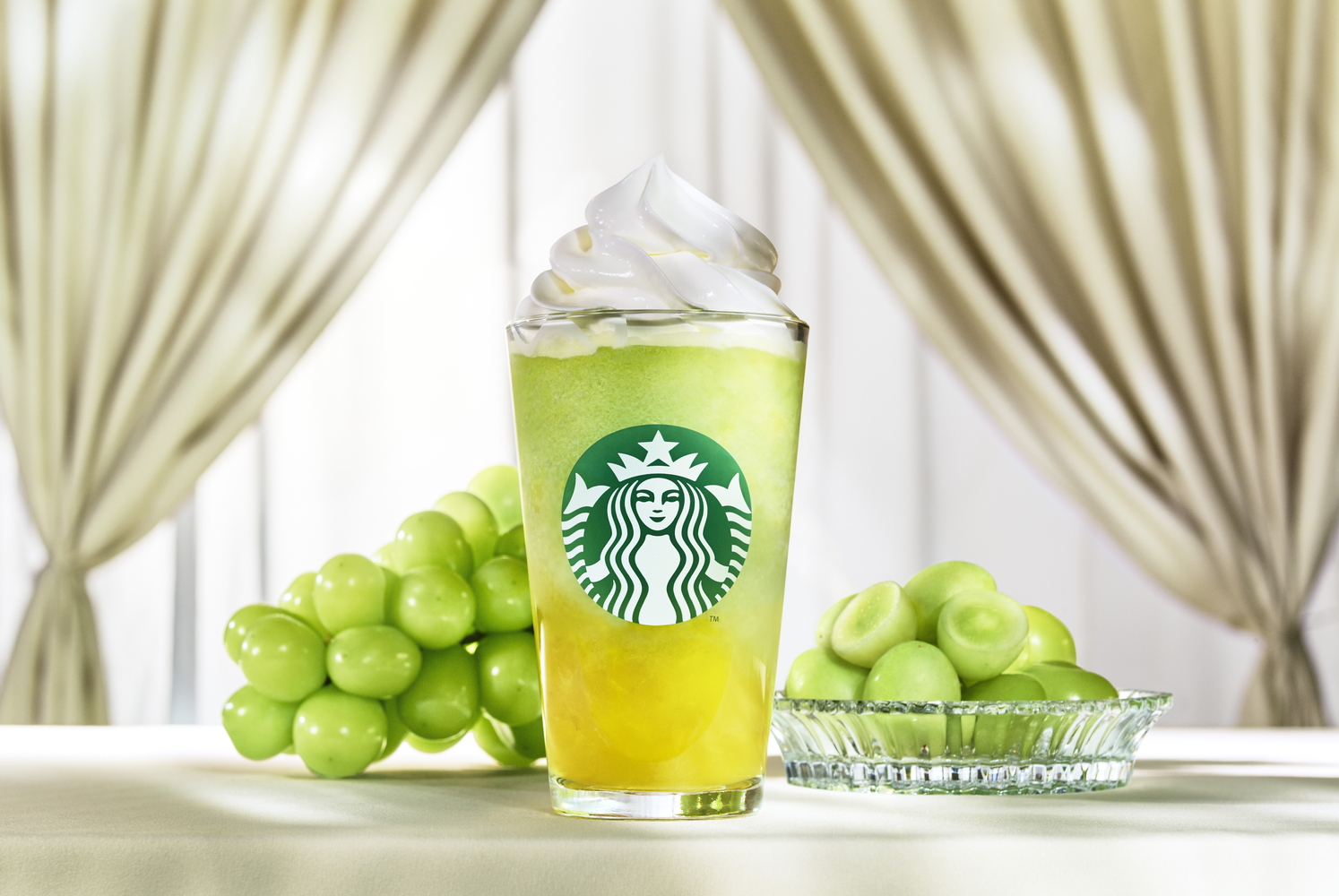 「グラン マスカット フラペチーノ」（テイクアウト 707円、店内 720円）