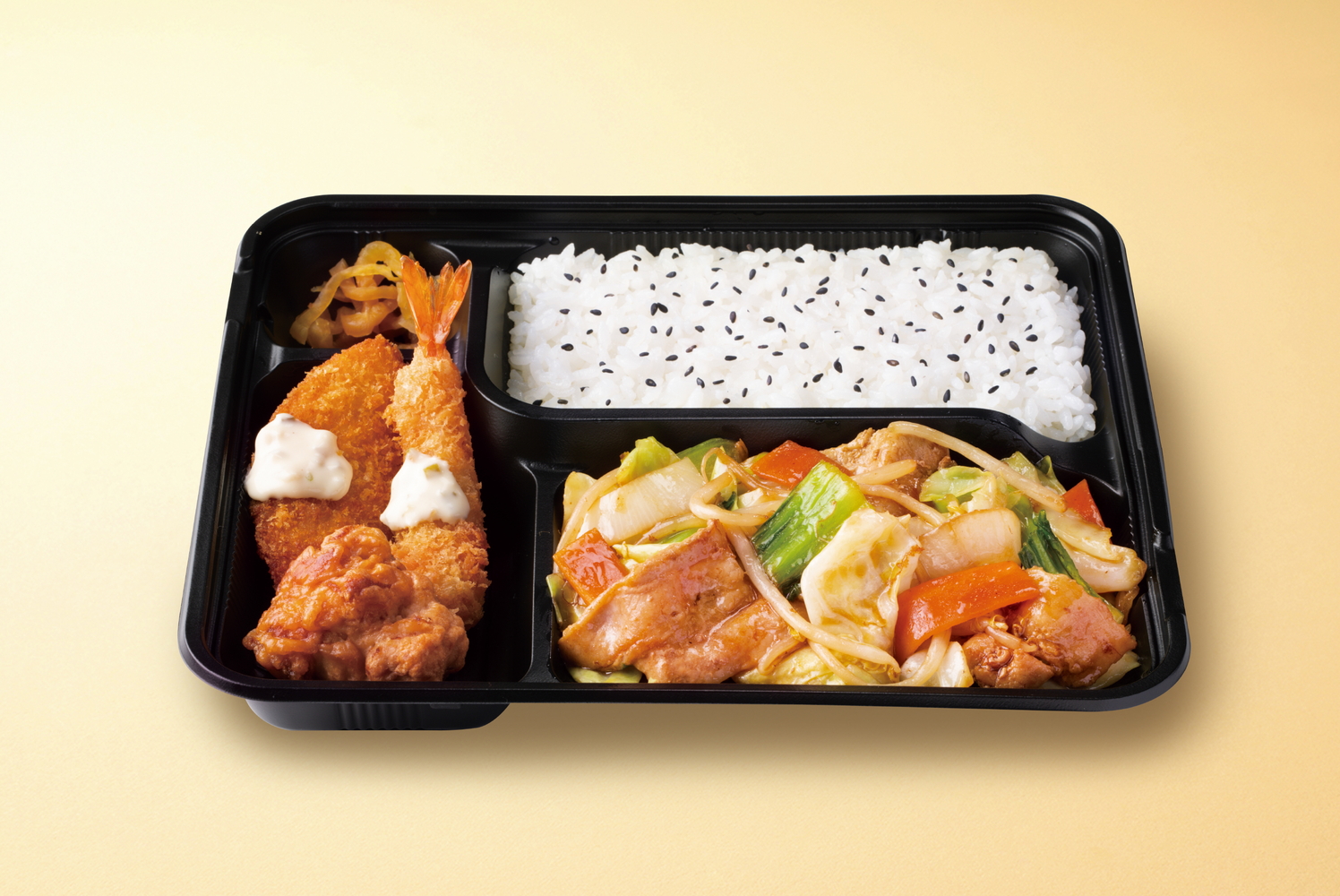 「Dx野菜炒め弁当 香味醤油だれ～1日に必要な野菜の1/2使用～」（918円）