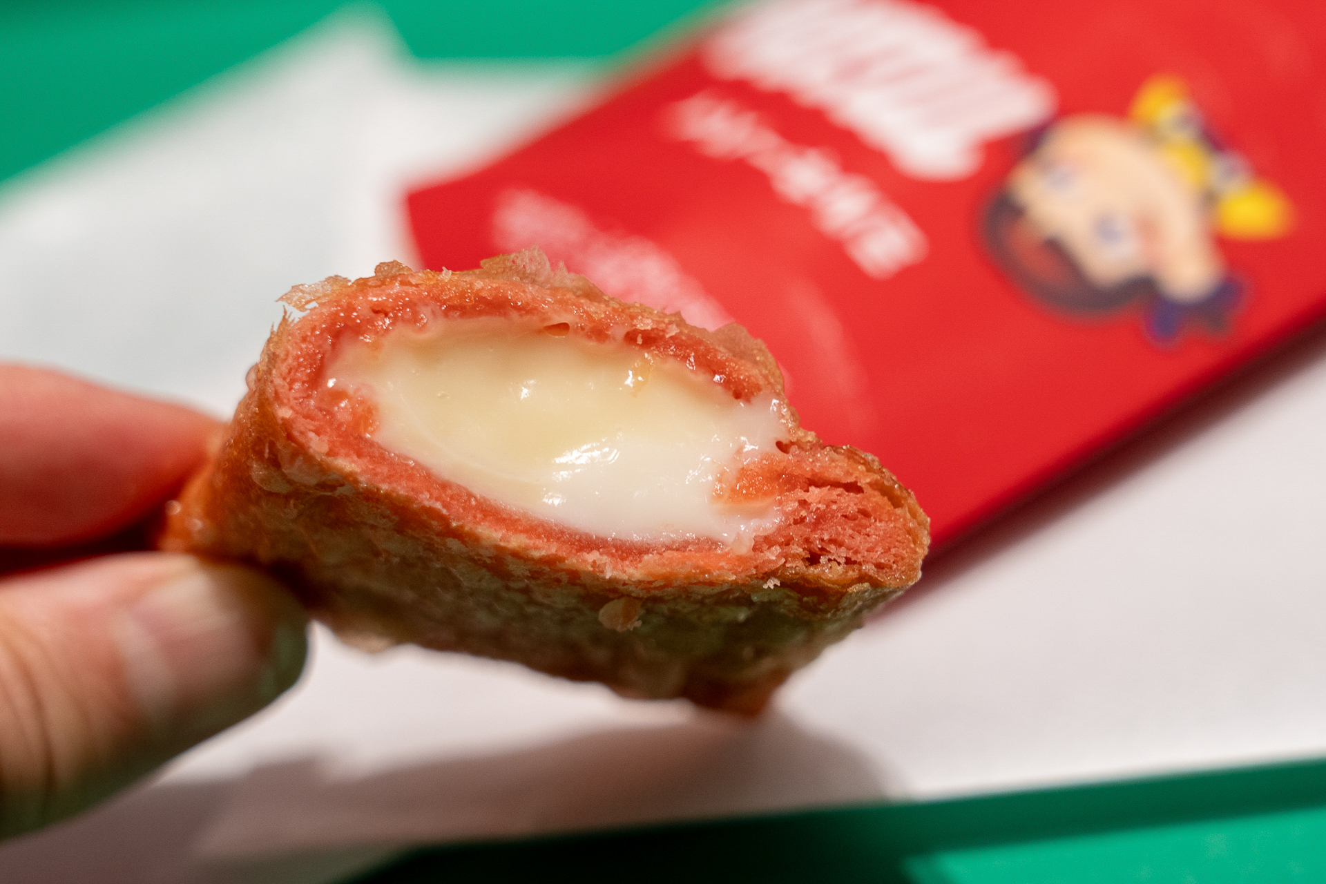 不二家ミルキーと同じ練乳を使用。2種類の練乳クリームが入っているのが分かるかな？