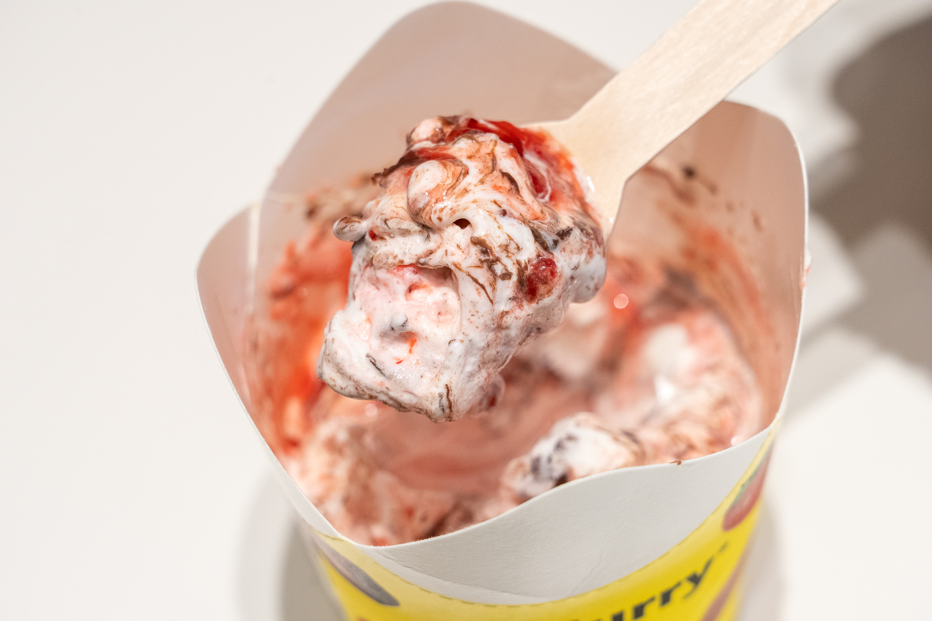 チョコレートの食感が楽しめるうえ、いちご果汁がかなり感じられる贅沢スイーツ