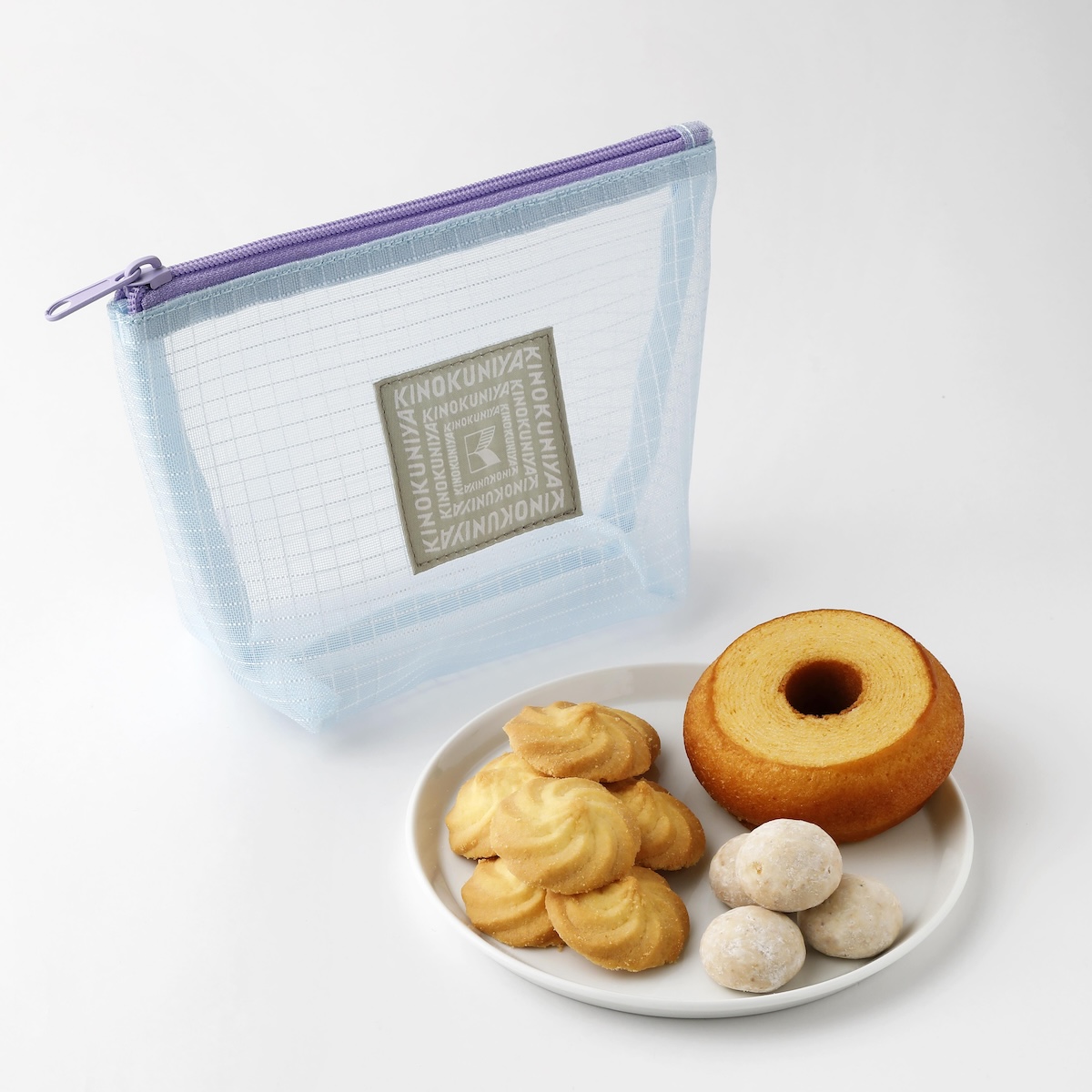 夏らしい透け感のあるポーチ