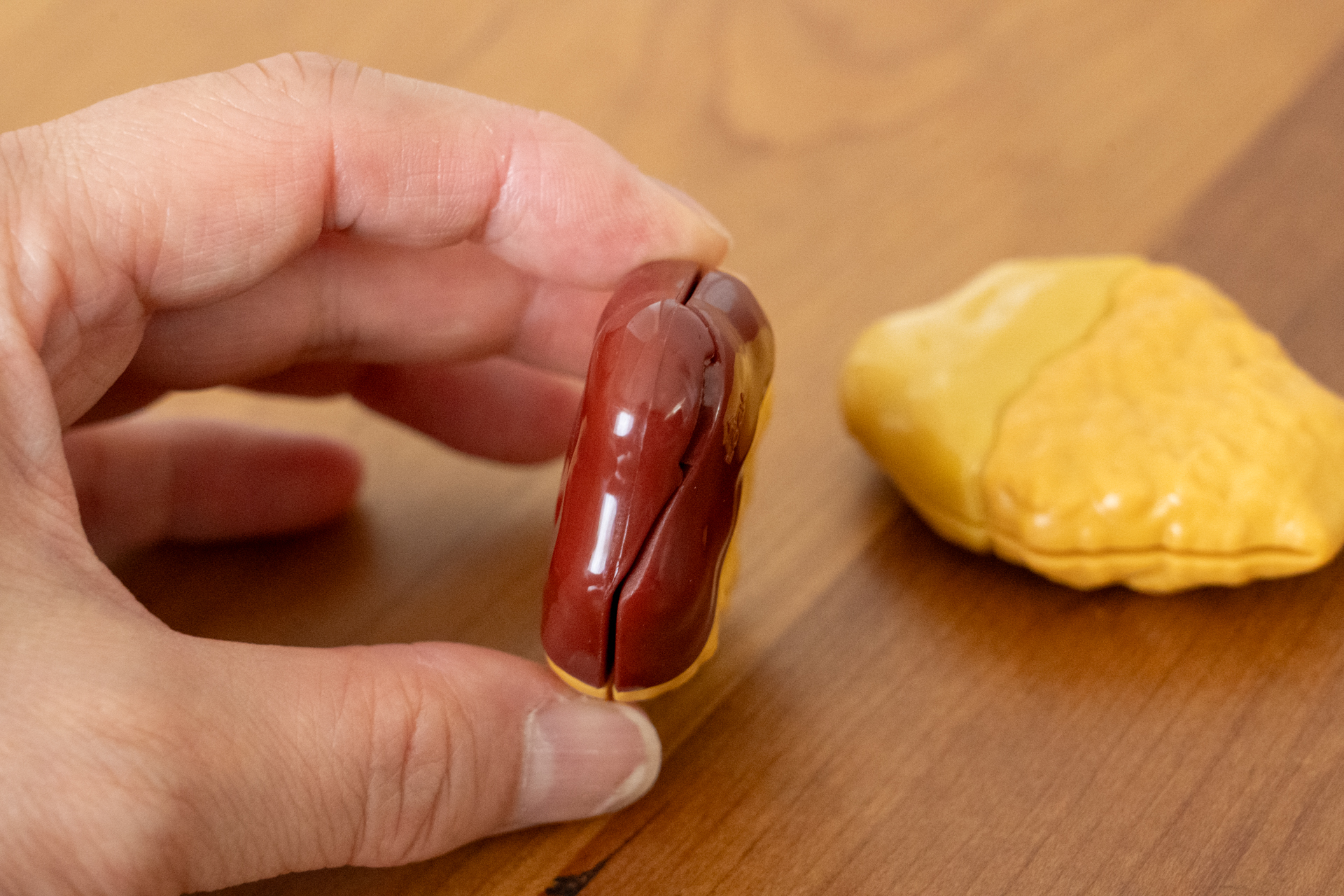 ロックを外して広げる