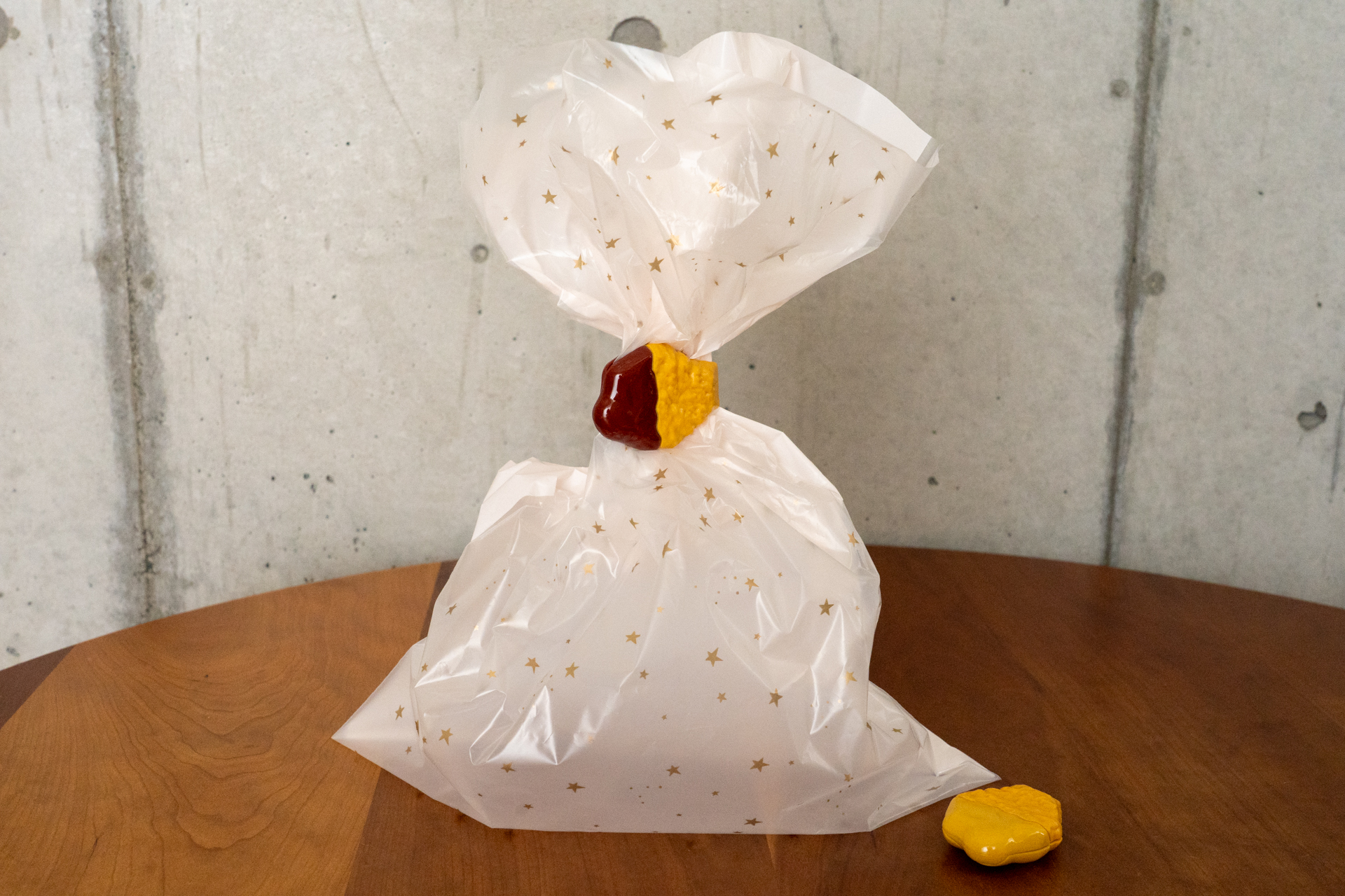 薄い袋などをとめるクリップとして使う