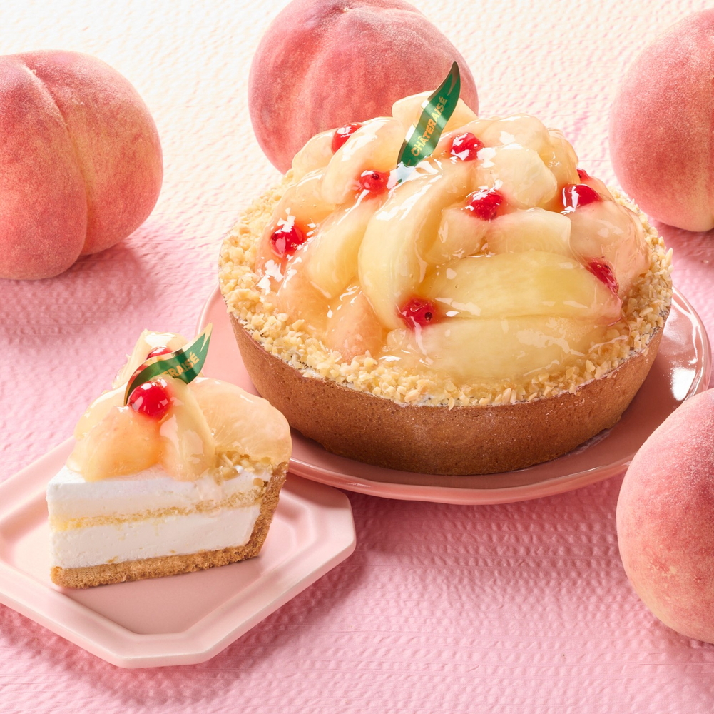 「山梨県産完熟桃のレアチーズタルト（店内仕上げ商品）」（ピース453円、ホール3132円）