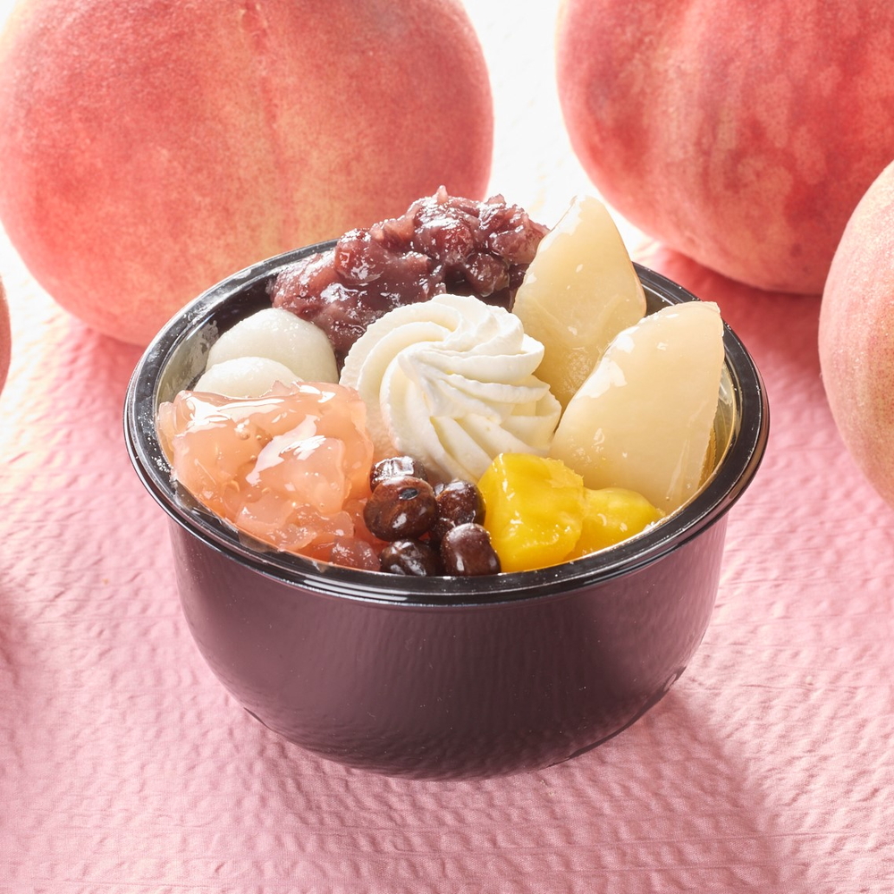 「和涼白桃クリームあんみつ」（378円）