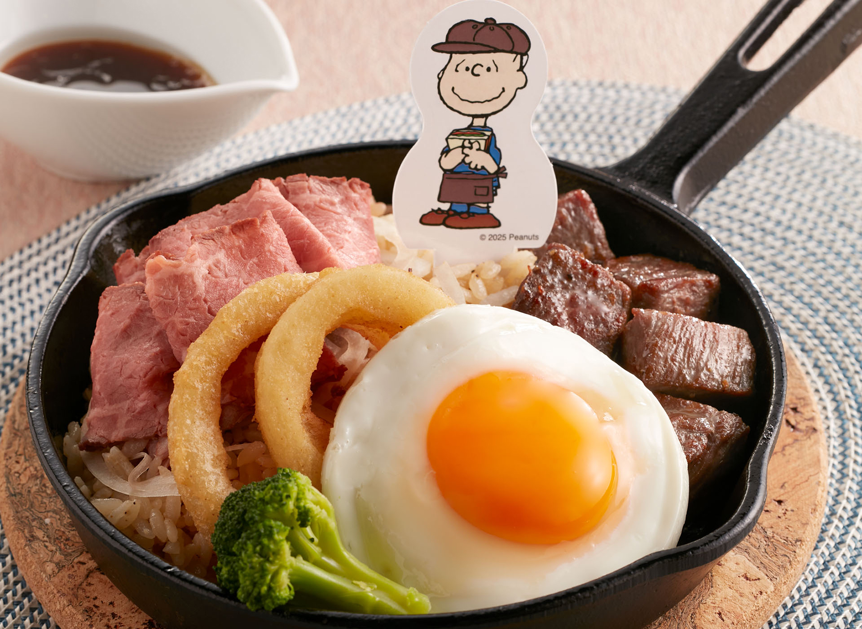 ピーナッツギャングのワイワイ熱々ビーフビーフガーリックライス（1318円）