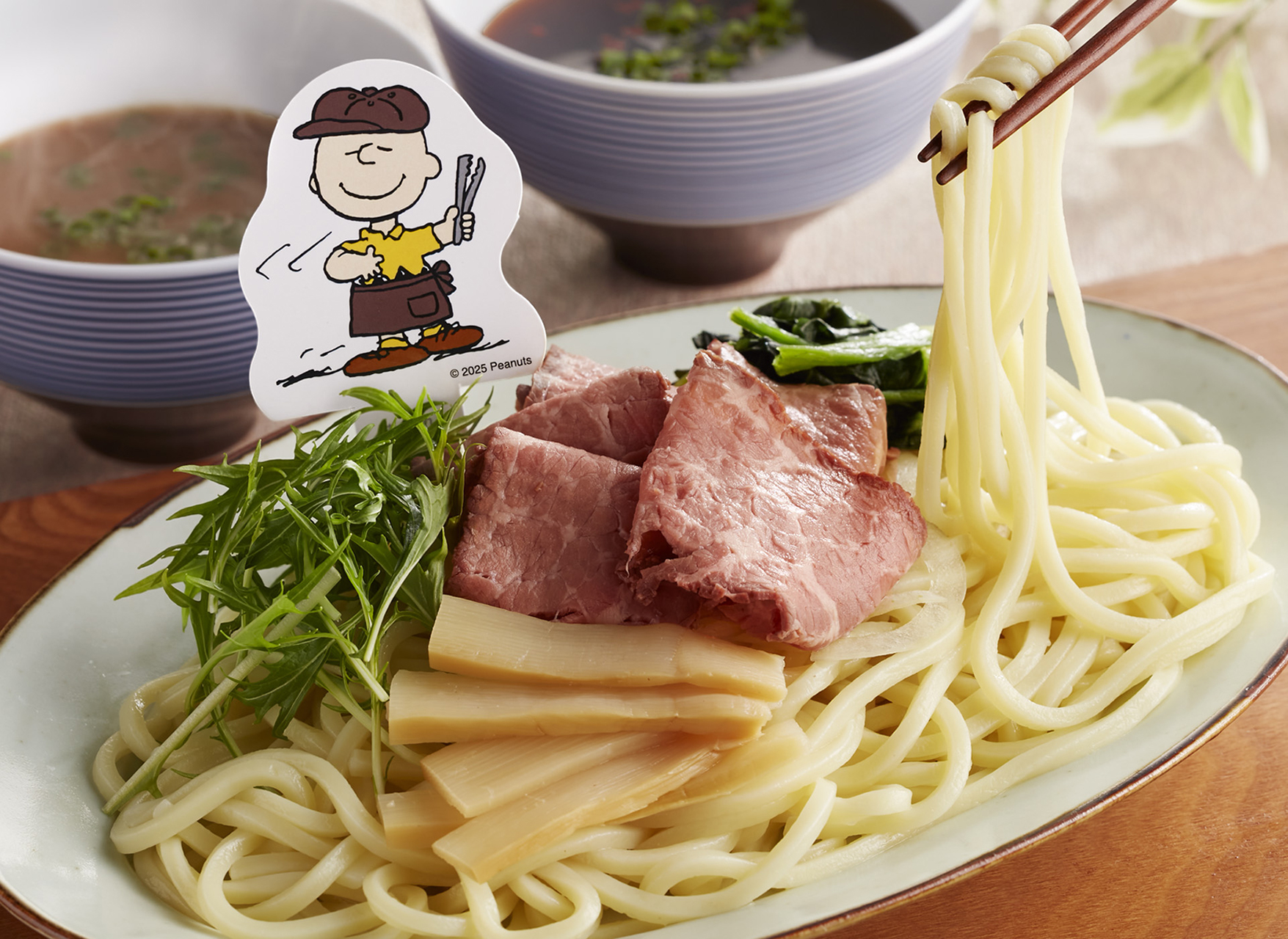 「チャーリー・ブラウンとルーシーの仲良しローストビーフつけ麺（2種の温冷スープ）」（1098円）