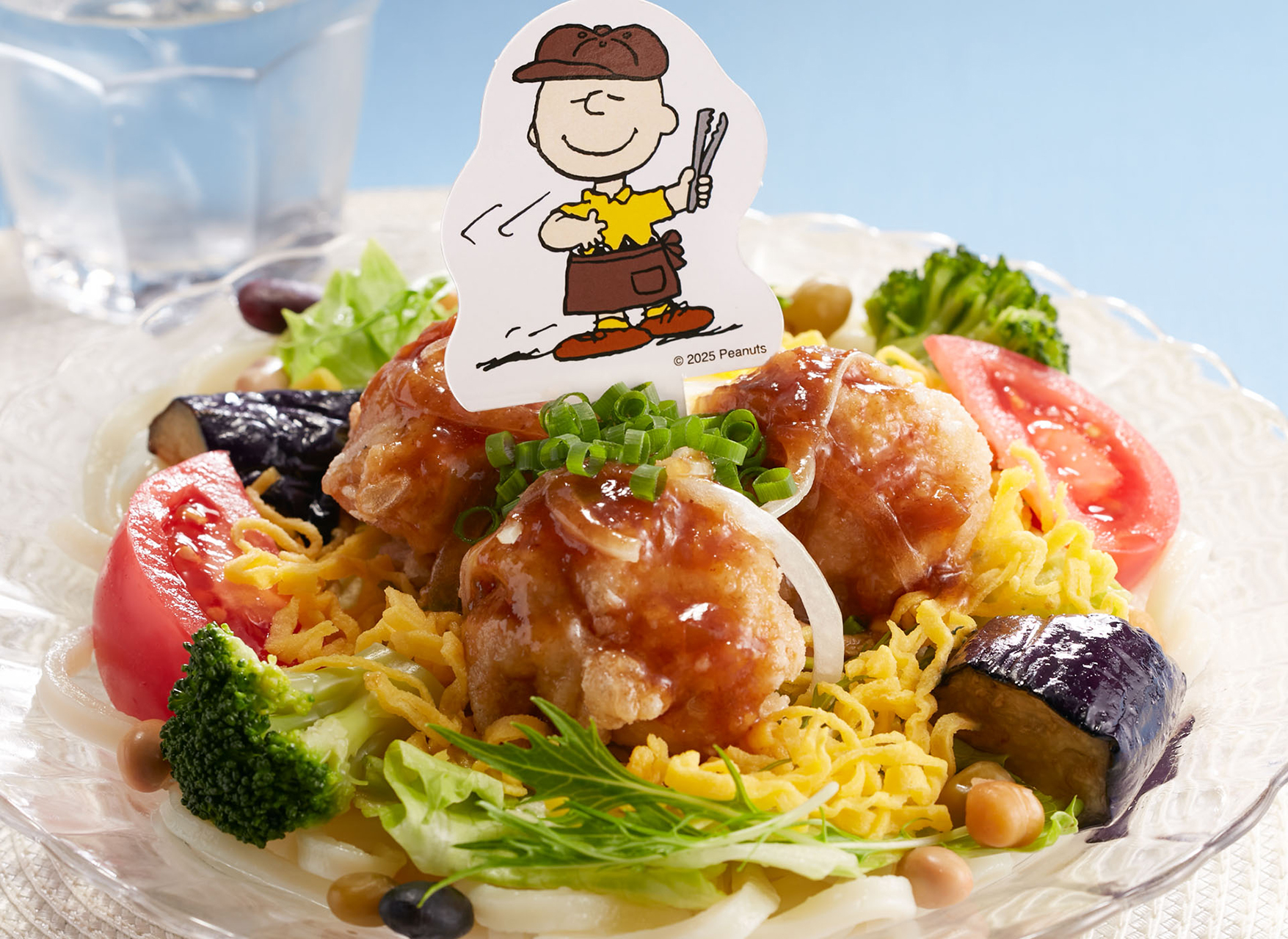 ピーナッツギャングの彩り華やか冷やしユーリンチーうどん（922円）