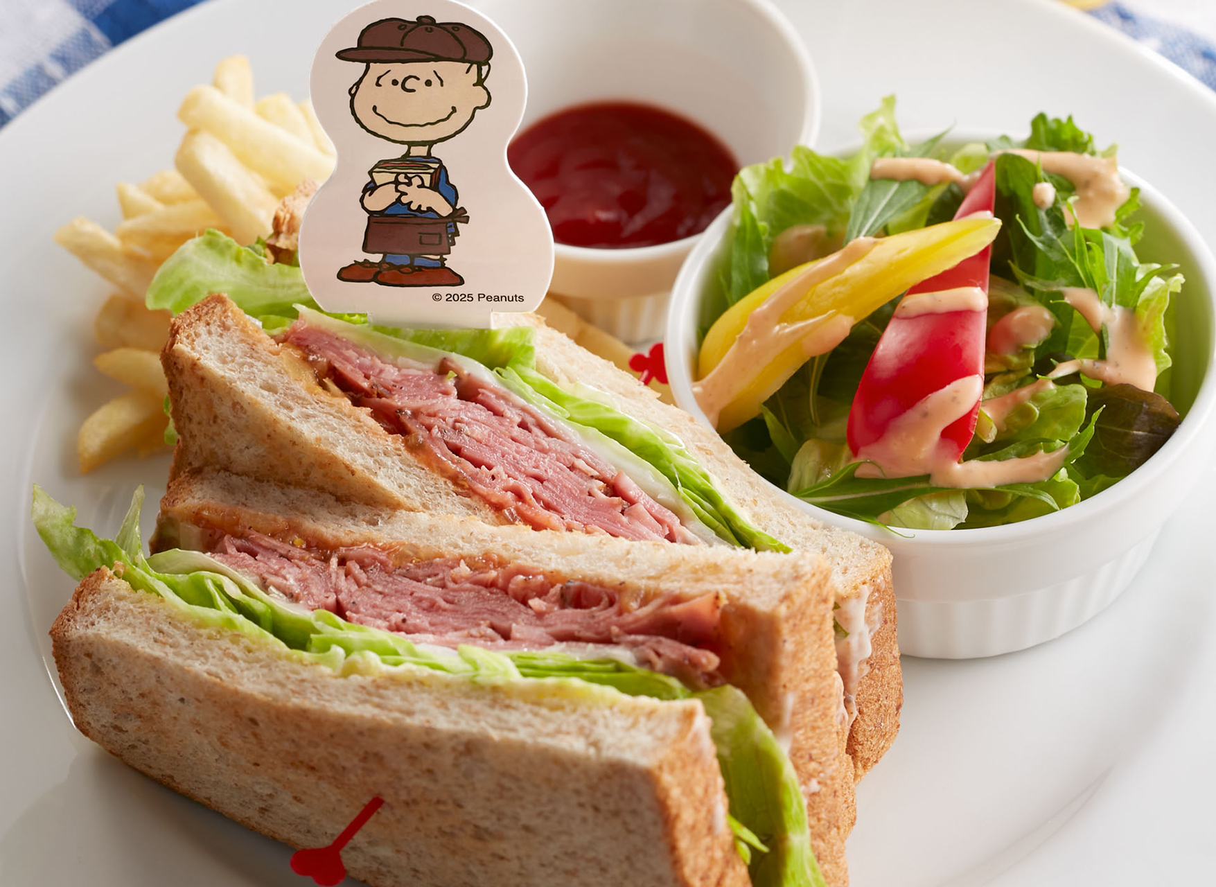 「ライナスの少し大人びたパストラミサンドプレート（ドリンクバー・スープバー付）」（1098円）