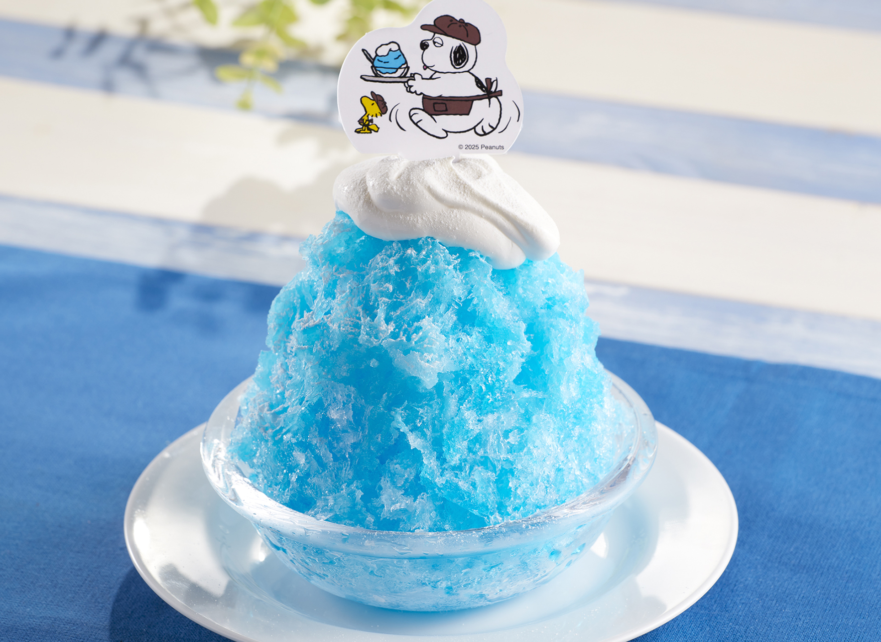 オラフのアイスを抱えた食いしん坊かき氷～パインソルベ入り～（658円）