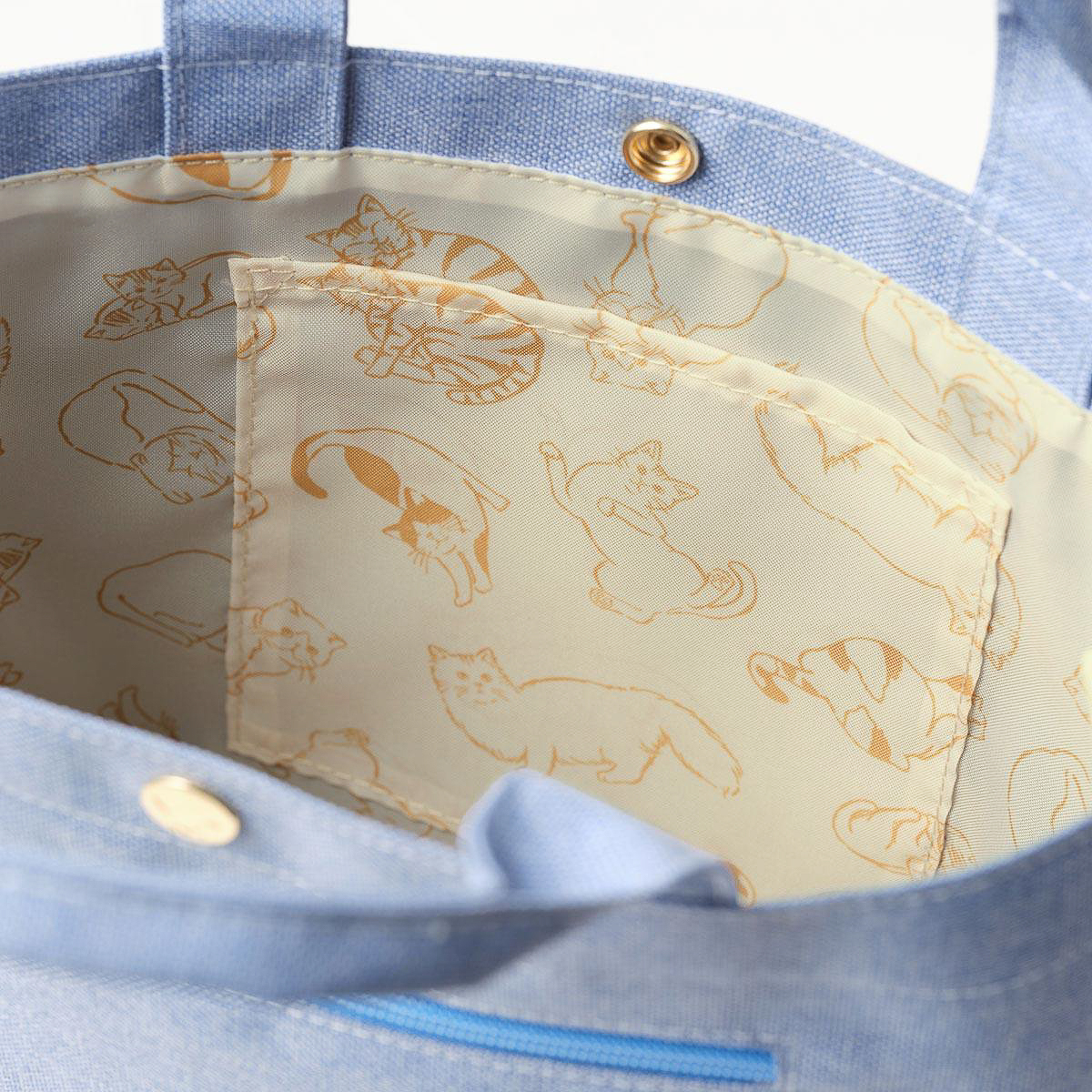 「ネコバッグ＆もちもちネコクッションプレミアムセット」（オンラインストア版）の内容