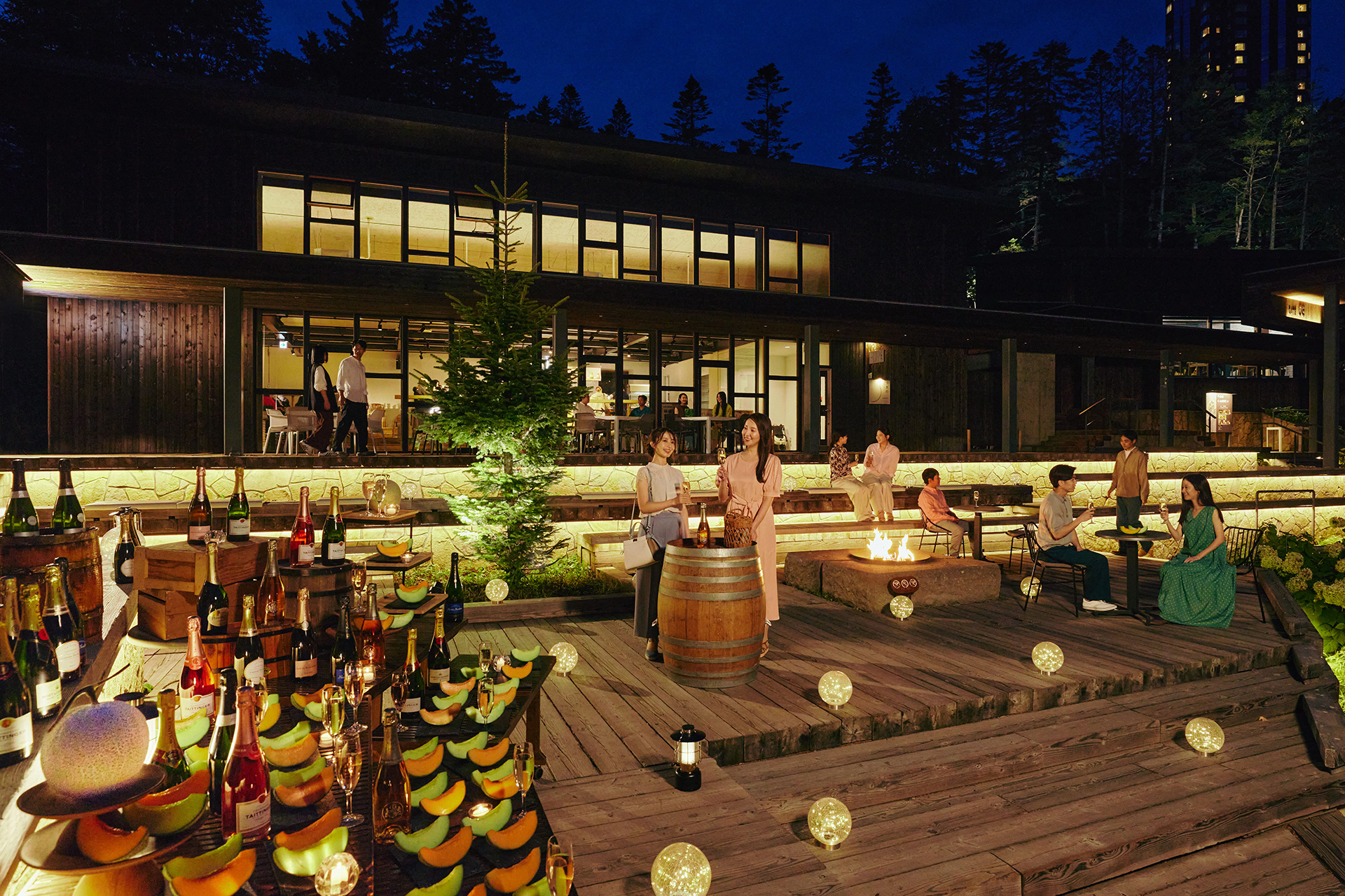 テラスがメロンとシャンパンで彩られる