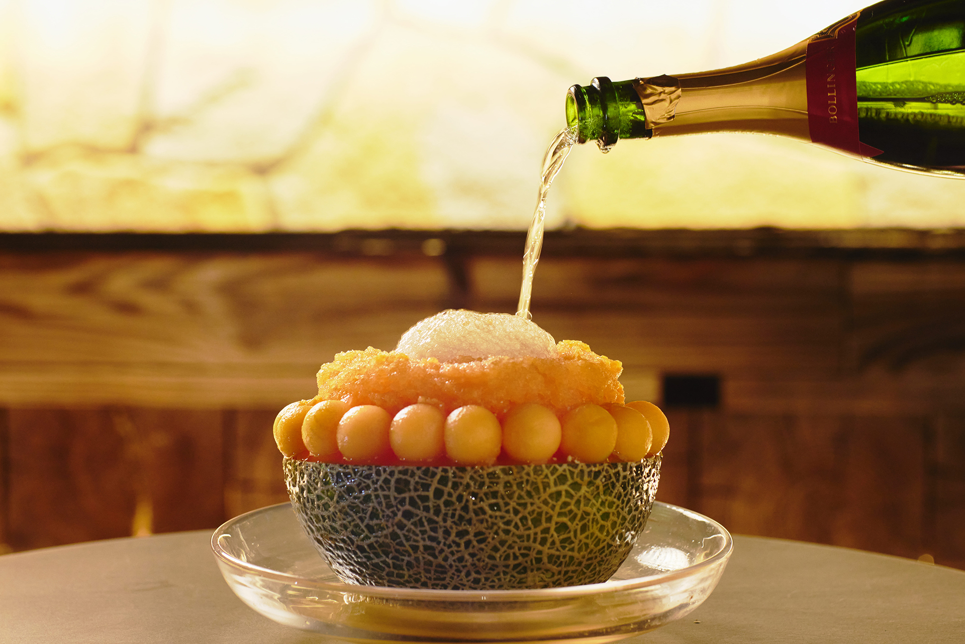 シャンパンを注いでマリアージュを楽しむ