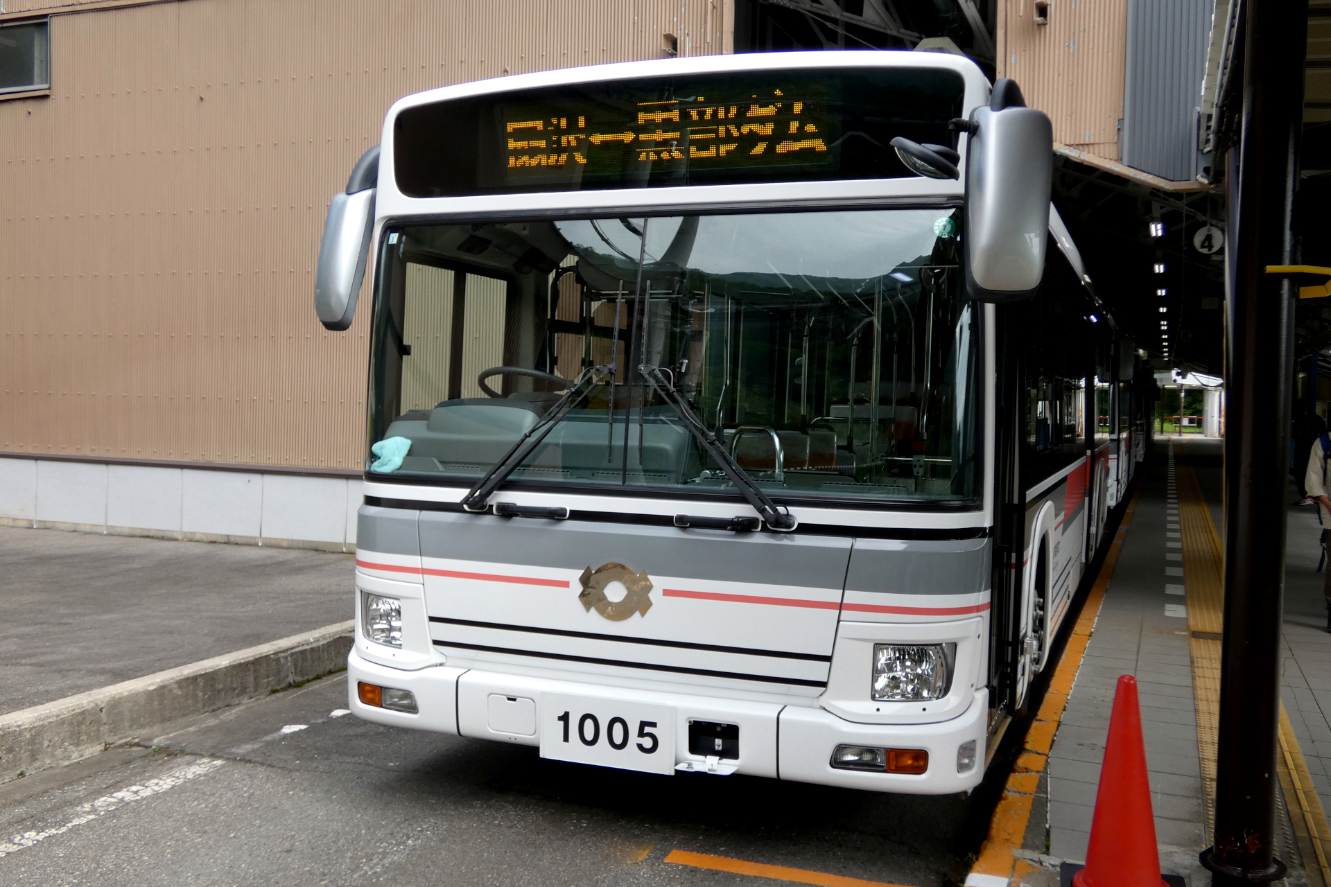 電気バスで黒部ダムへ