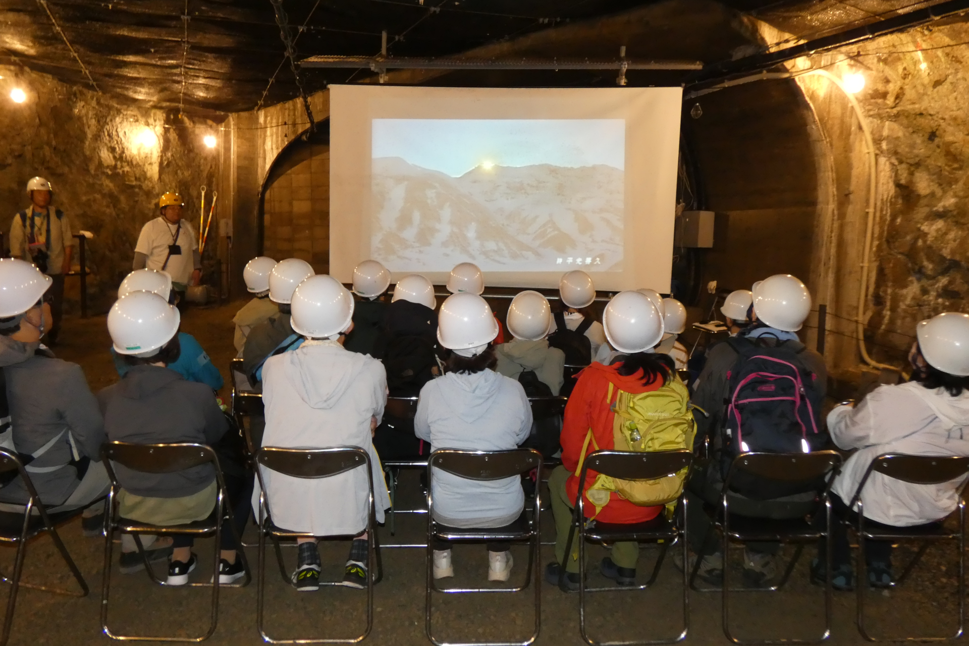 ケミカルトンネルの中で建設当時を映像で振り返る