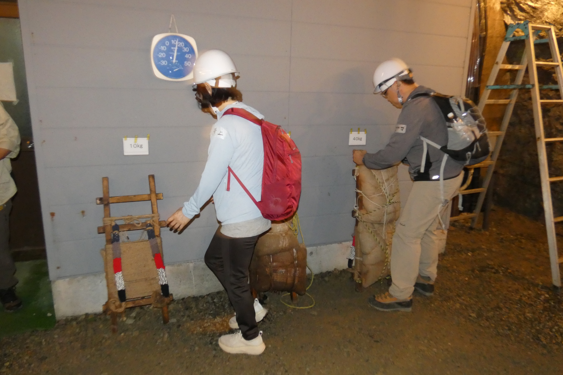 歩荷の背負子。実際には80kgほどのものを担いで歩いたという