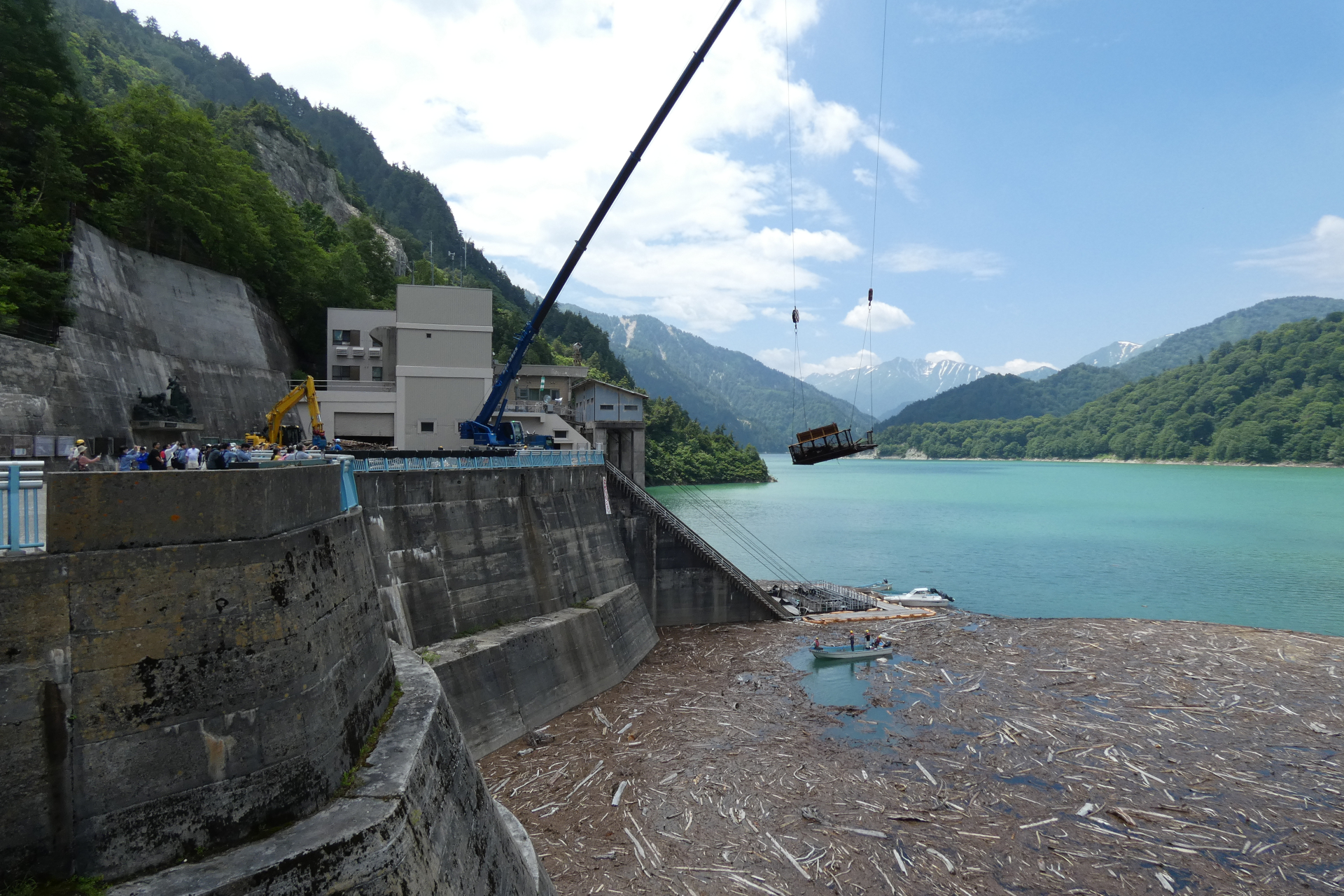 クレーンで引き上げ