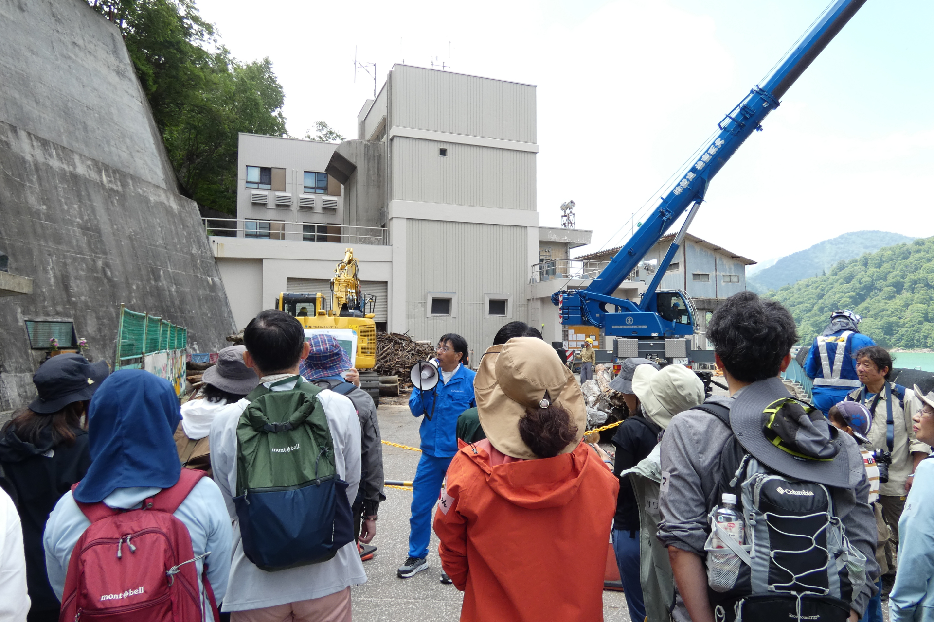 ダムの堰堤で流木の引き上げ作業を見学