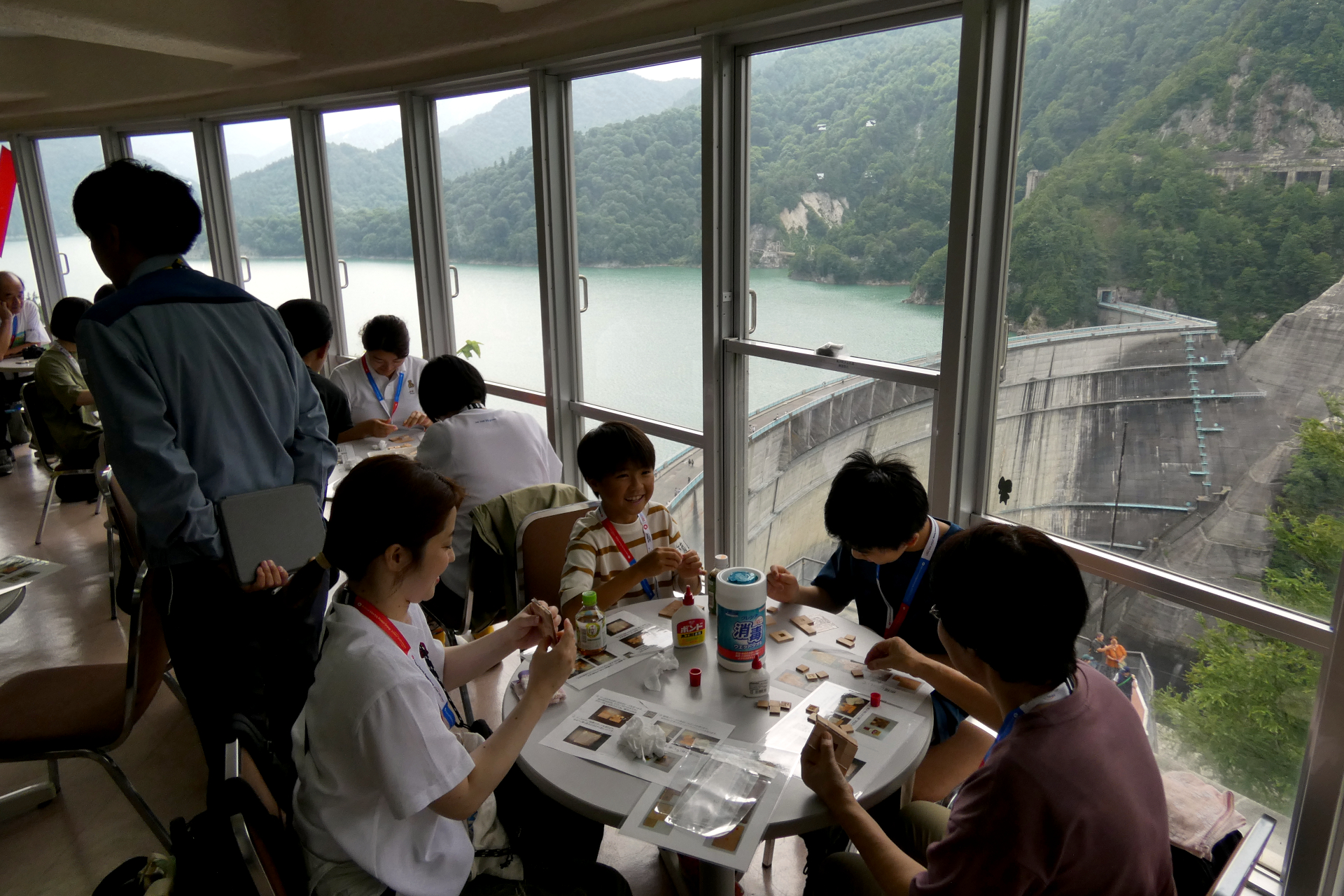 ダム展望台でコースター作り