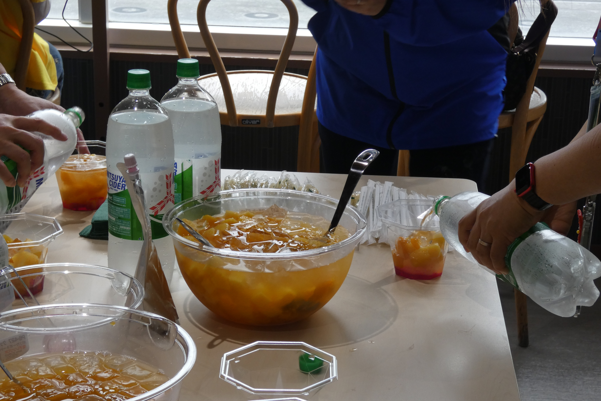 レストハウスでフルーツポンチ作り