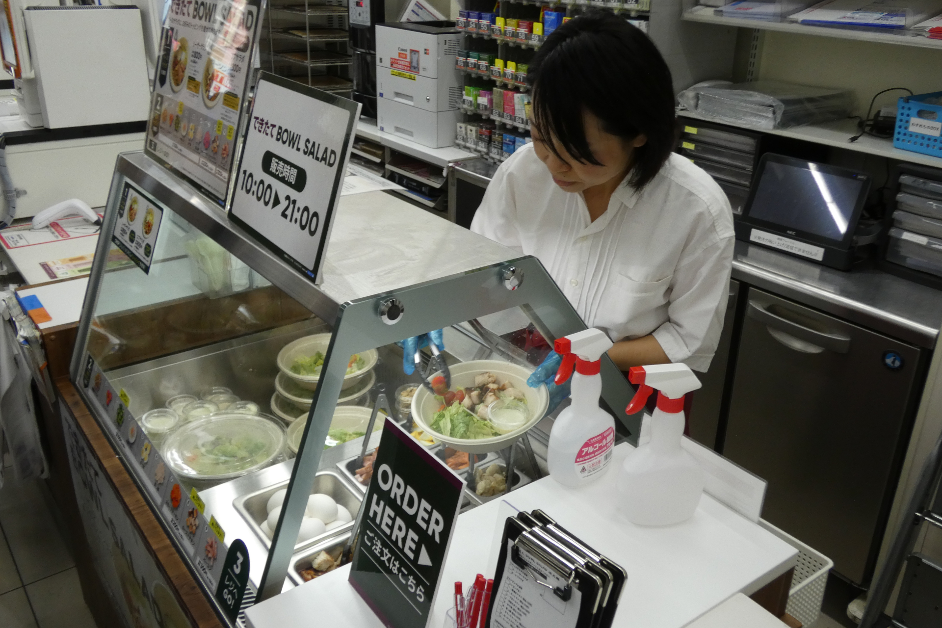 レジ横にあるオーダー表に記入して注文すると、スタッフが盛り付けてくれる