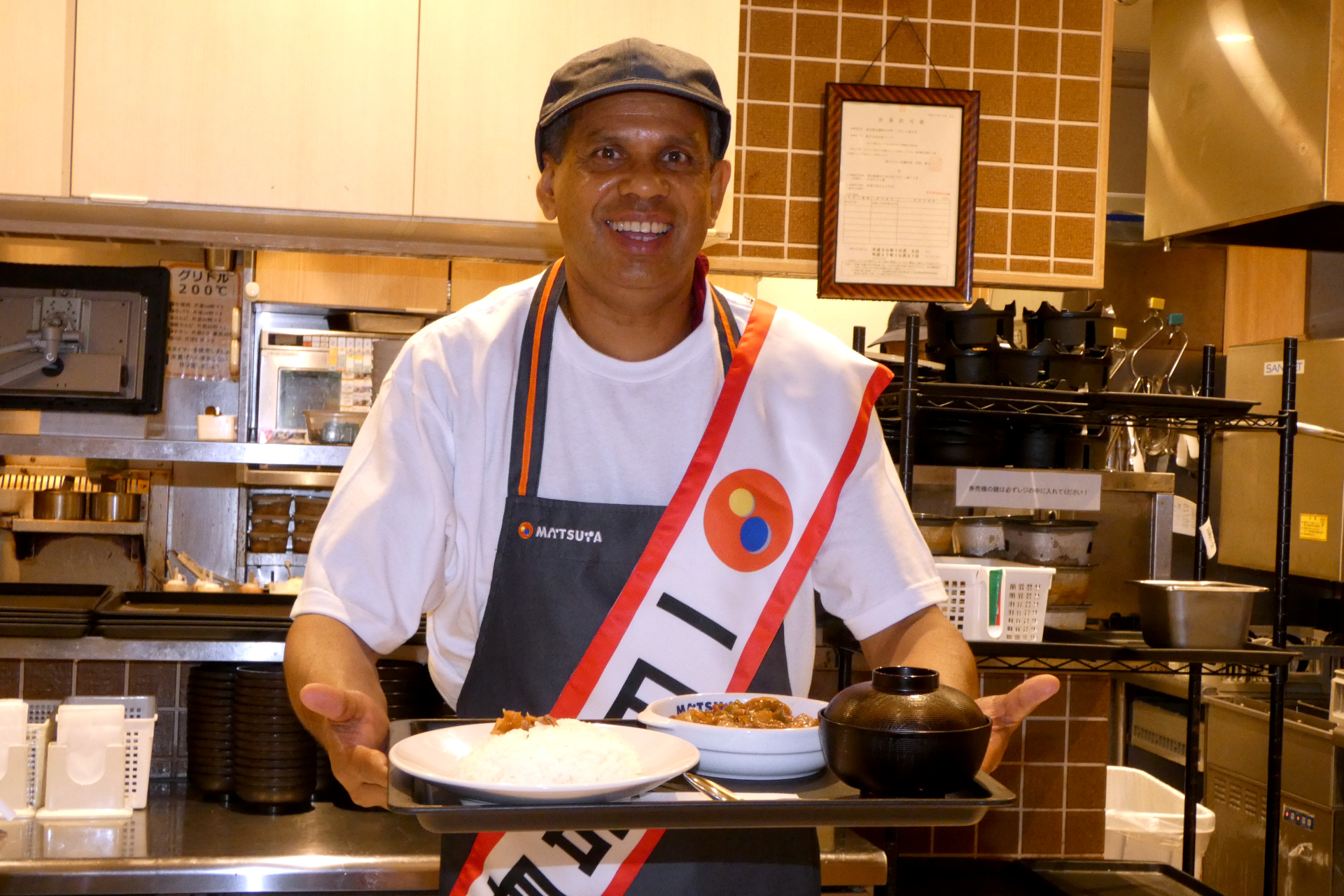 1日店長として「デビルチキン」を提供するスリランカ大使 ピヴィトゥル・ジャナック・クマーラシンハ閣下