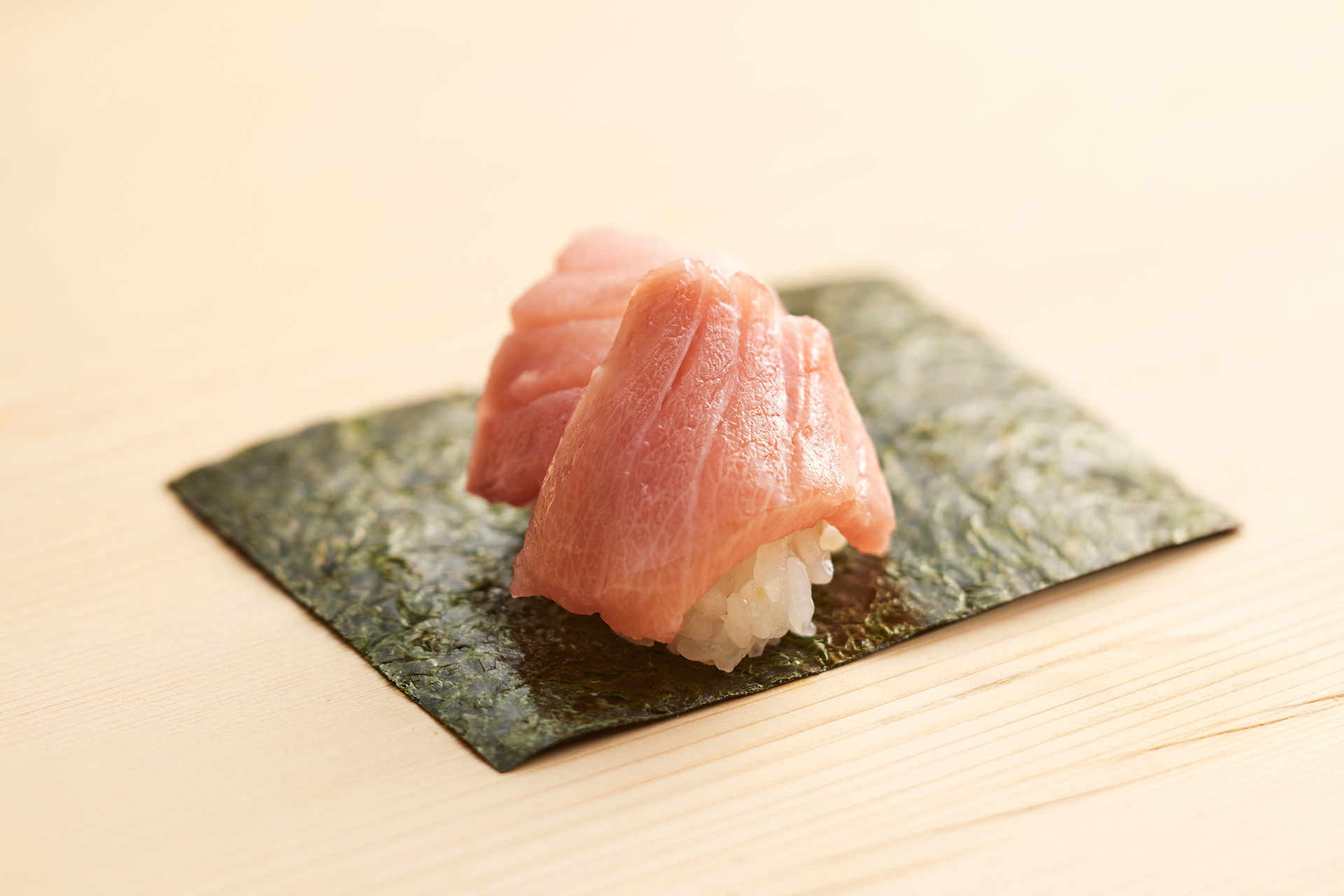 天然大とろ手巻き（319円）