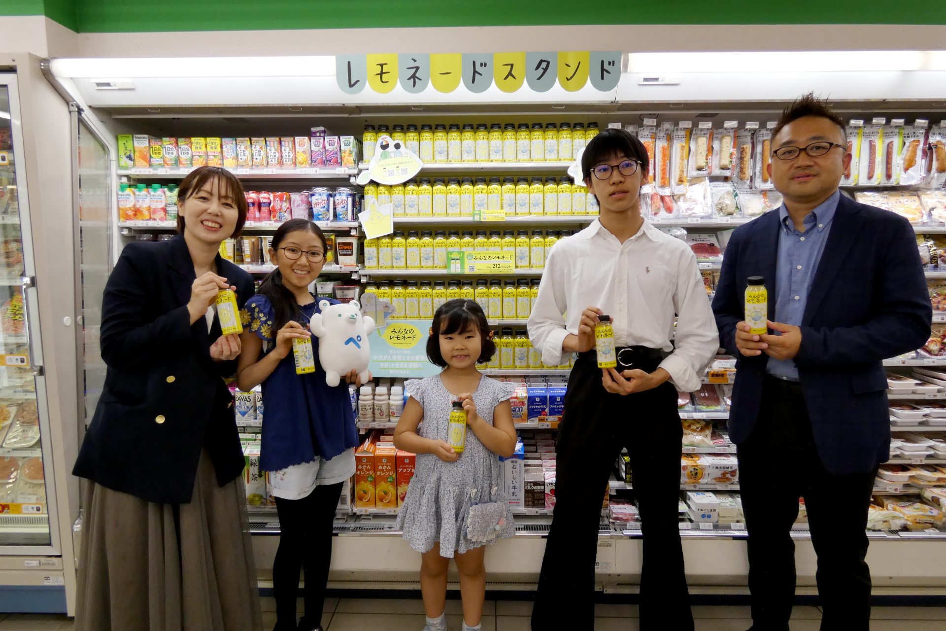 （左から）マーケティング本部 サステナビリティ推進部 CSR・ダイバーシティ推進グループ マネジャーの大橋結実子氏、ファミレモ部の佐藤優衣さん、品田菜都香さん、宇田一稀さん、商品本部 東日本地区MD部 首都圏地区MDグループの石田照雄氏
