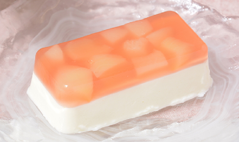 「Uchi Café 桃のレアチーズケーキ」（279円）