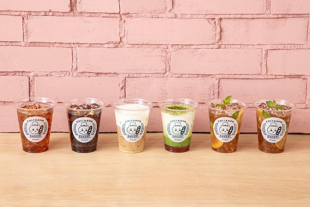 「ちいかわベーカリー」ロゴマーク入りアイスドリンク6種