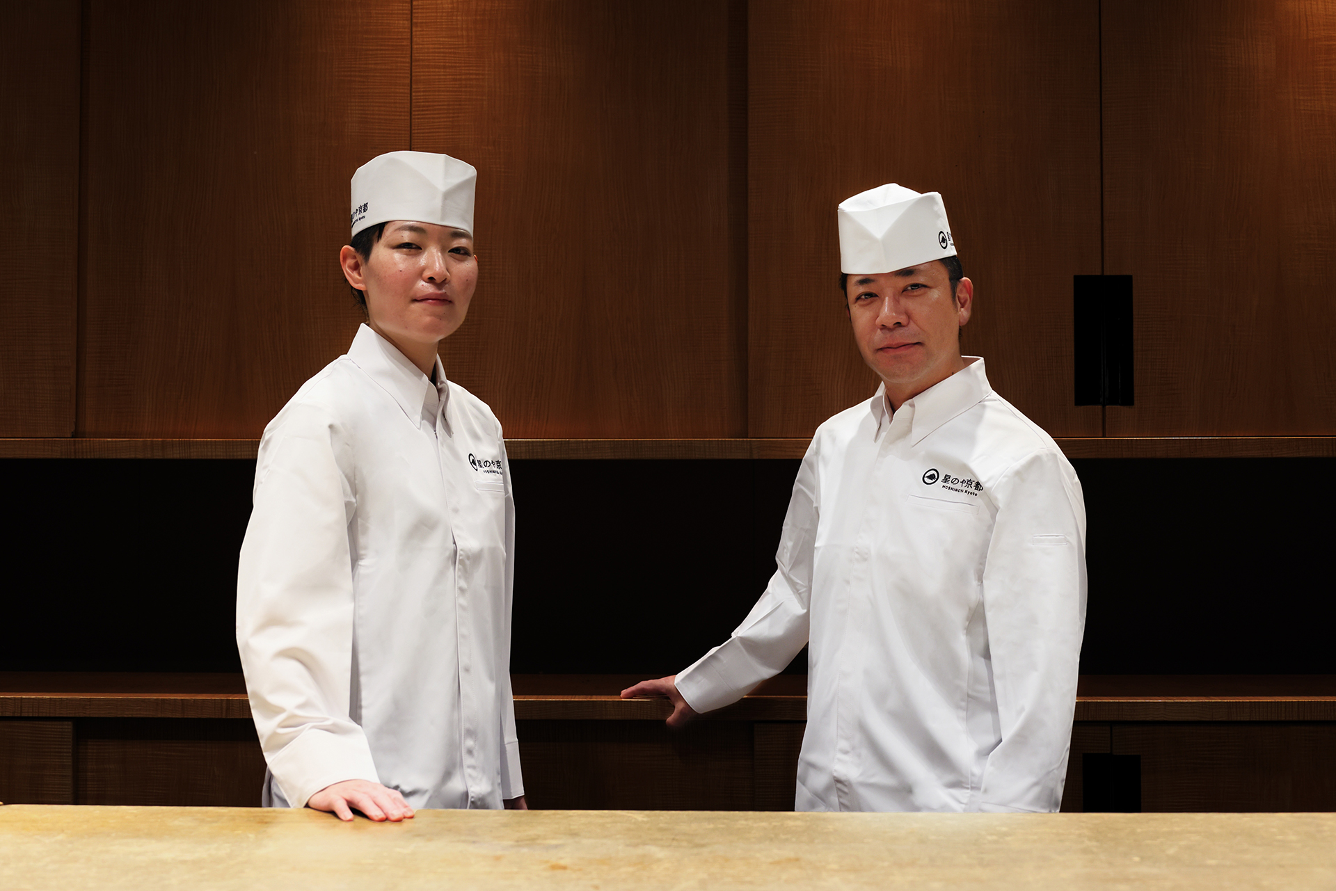 星のや京都 料理長 種本琴乃氏（左）、和食統括料理長 石井義博氏（右）