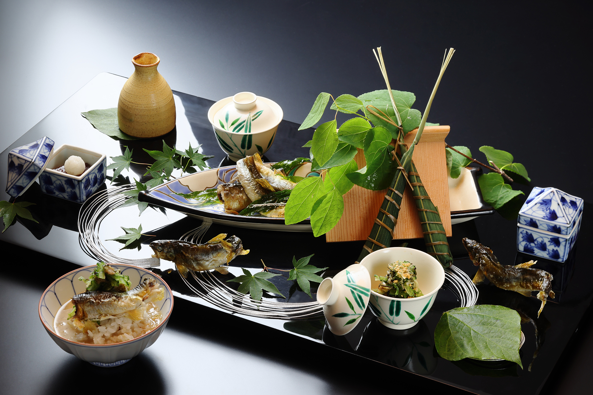 炭火焼の鮎と夏野菜を金山寺味噌の出汁で味わう鮎冷汁