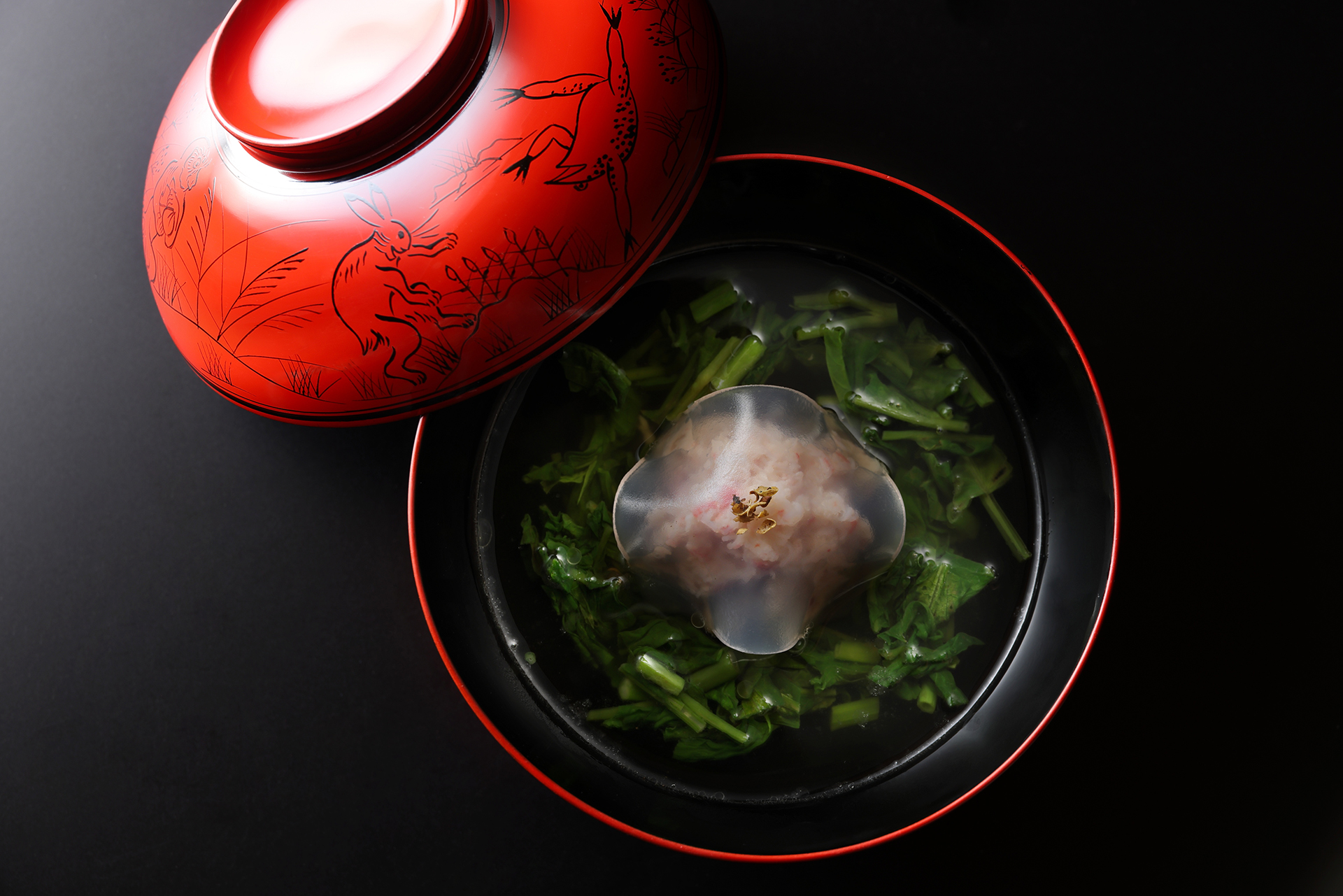 酔っ払い蟹の真丈、空心菜、ネパール山椒を合わせた緑椀（りょくわん）