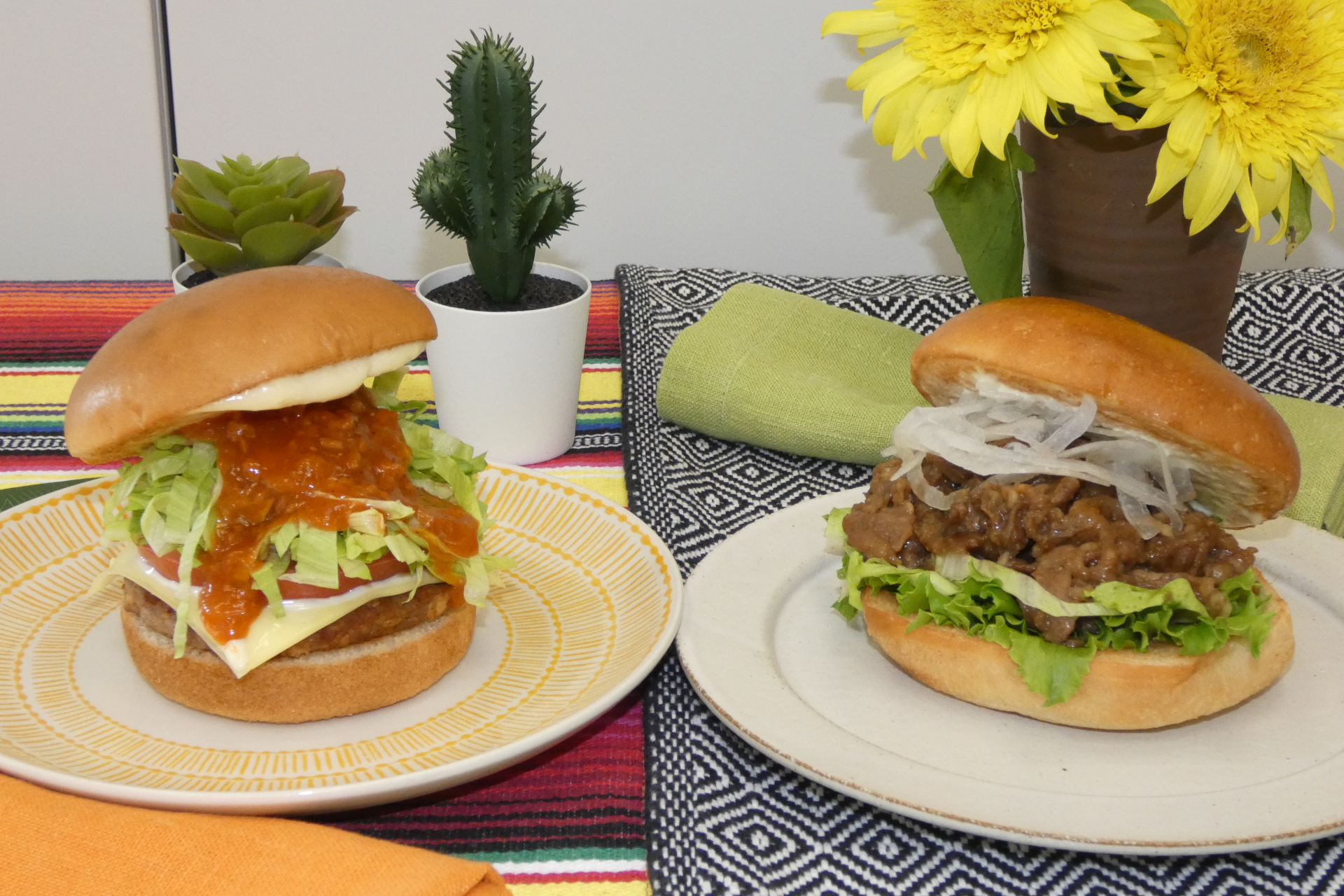 「モスタコスバーガー」（左）と「黒毛和牛の肉盛りバーガー」（右）