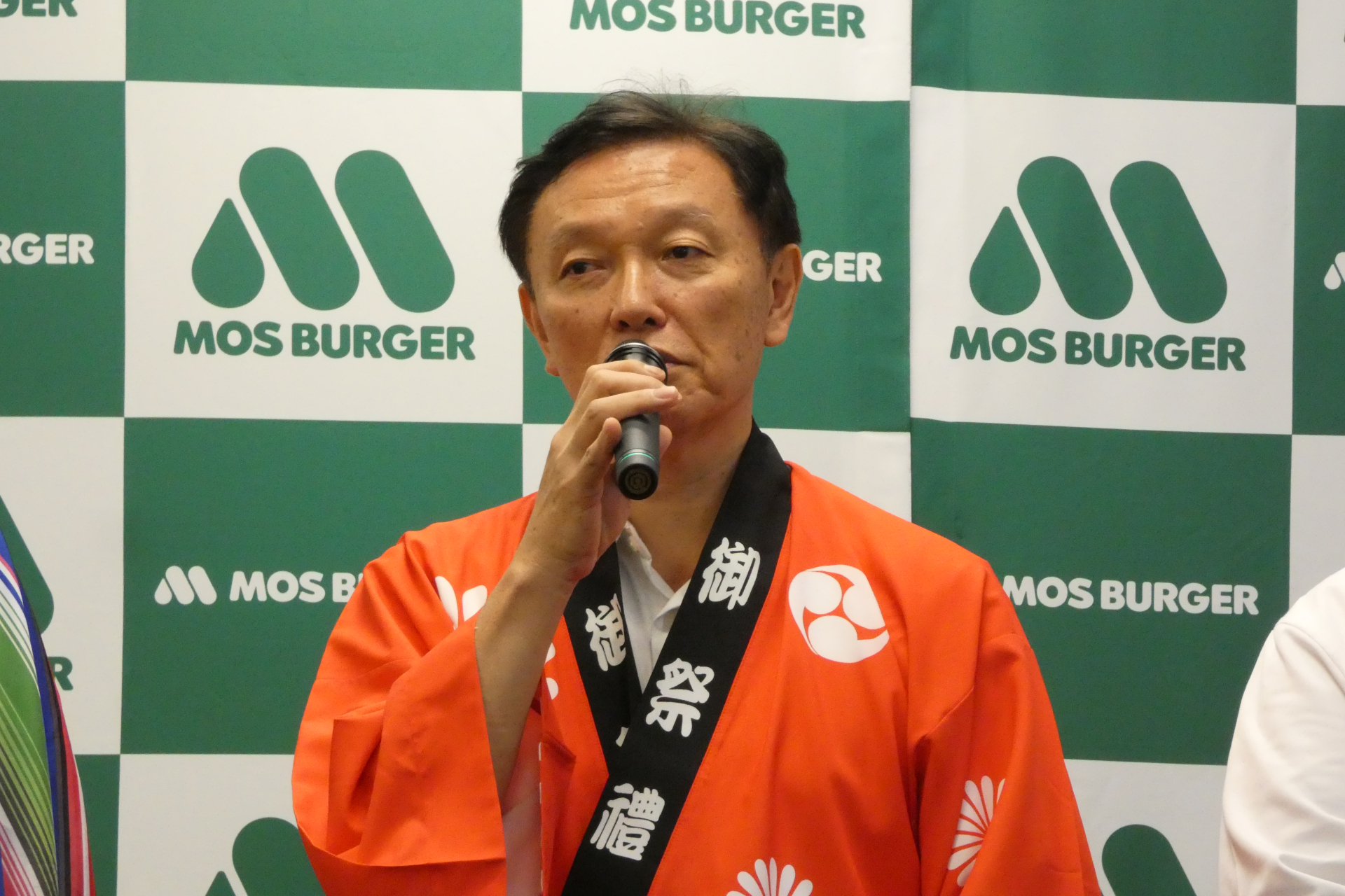 黒毛和牛の肉盛りバーガーの開発を担当した永野志津夫氏