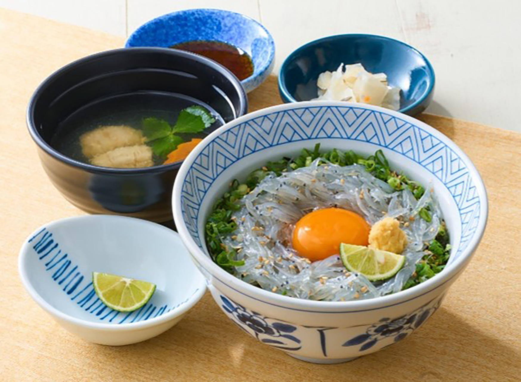 朝獲れ瀬戸内生しらす丼（1649円）