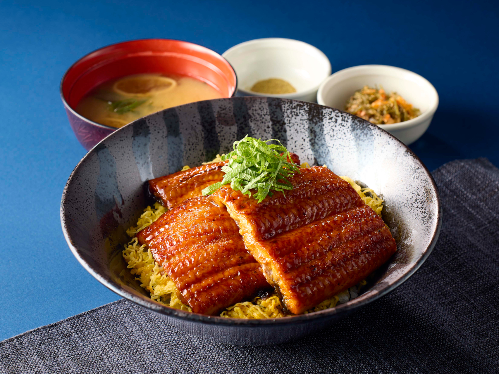 うなぎ一匹極み丼（2948円）