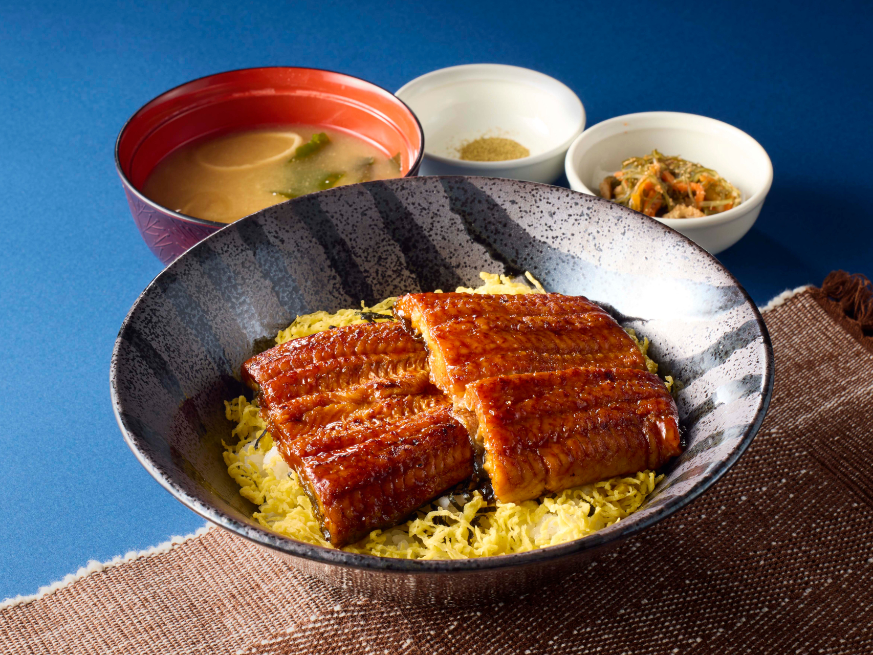 うなぎ2枚の特上丼（2178円）