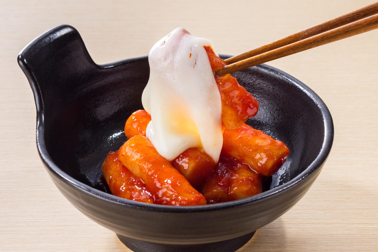 新登場の「旨辛トマトだれ」で自在なアレンジが楽しめる