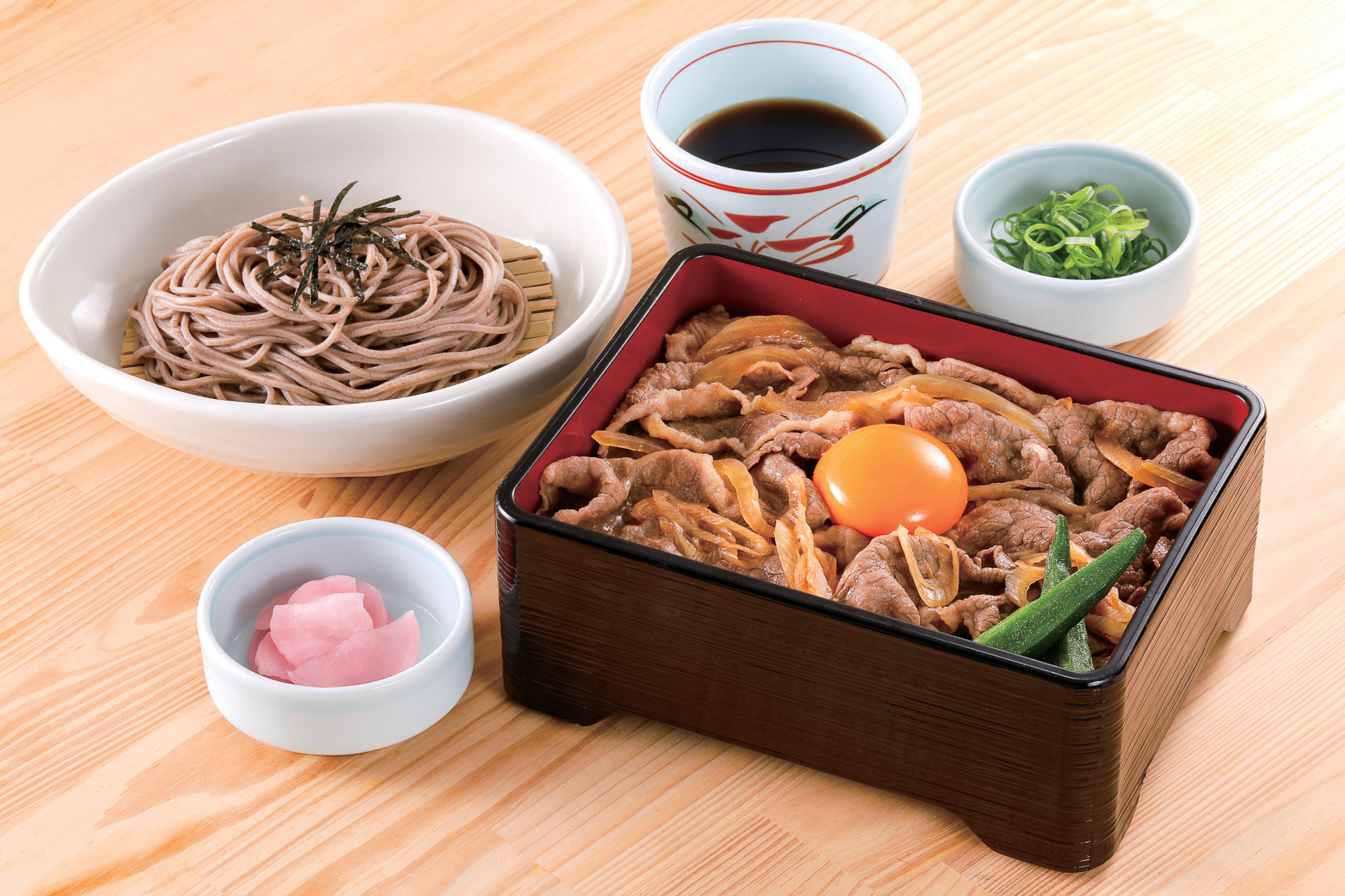 「黒毛和牛のすき焼き重」（2308円）