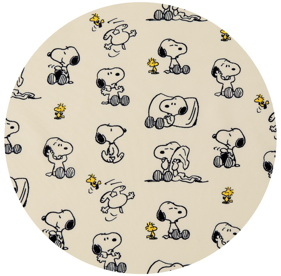 ナチュラルカラーは犬小屋の上でウッドストックとくつろぐスヌーピーをデザインしたチャーム付き