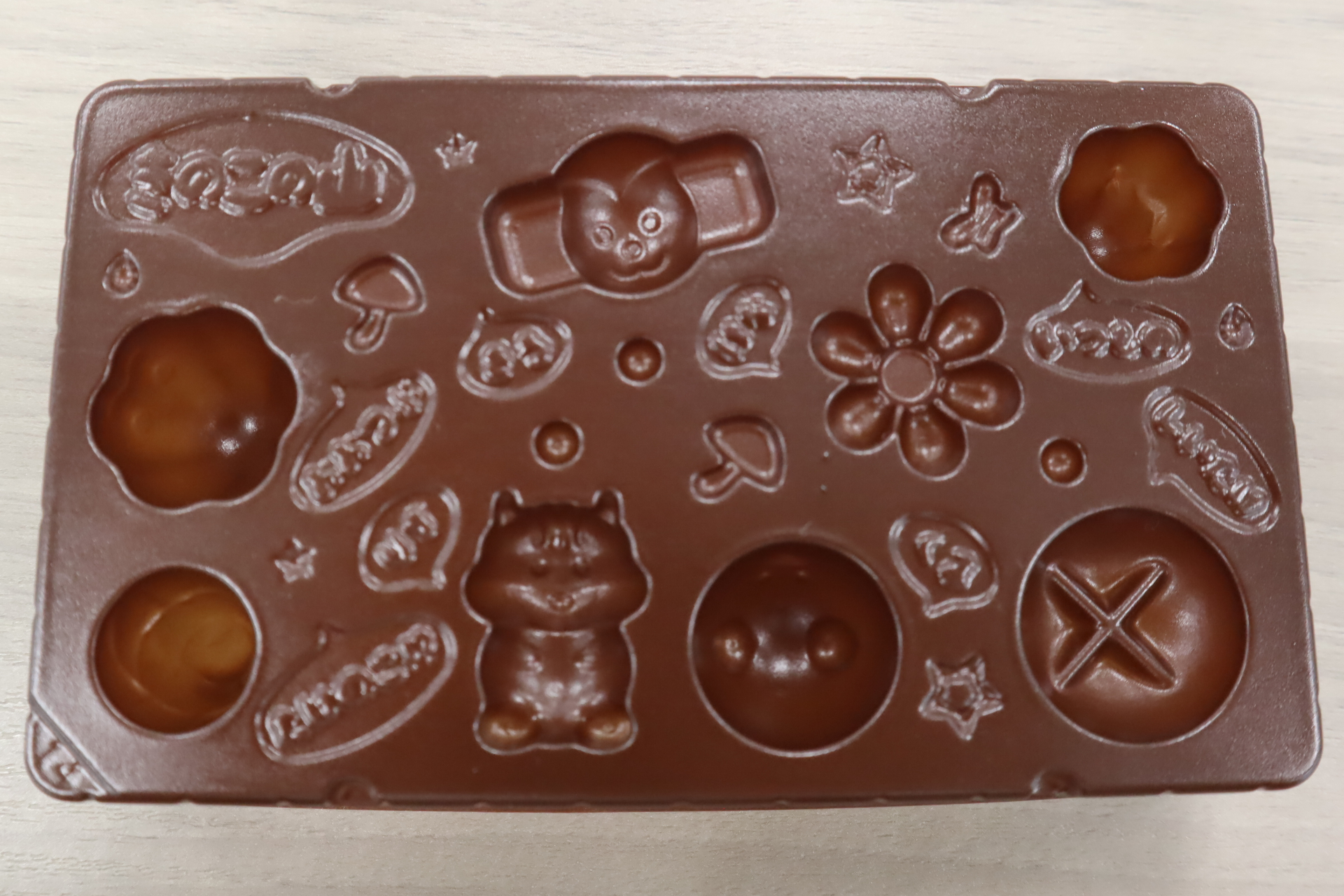 カカオハスクを使用したトレー