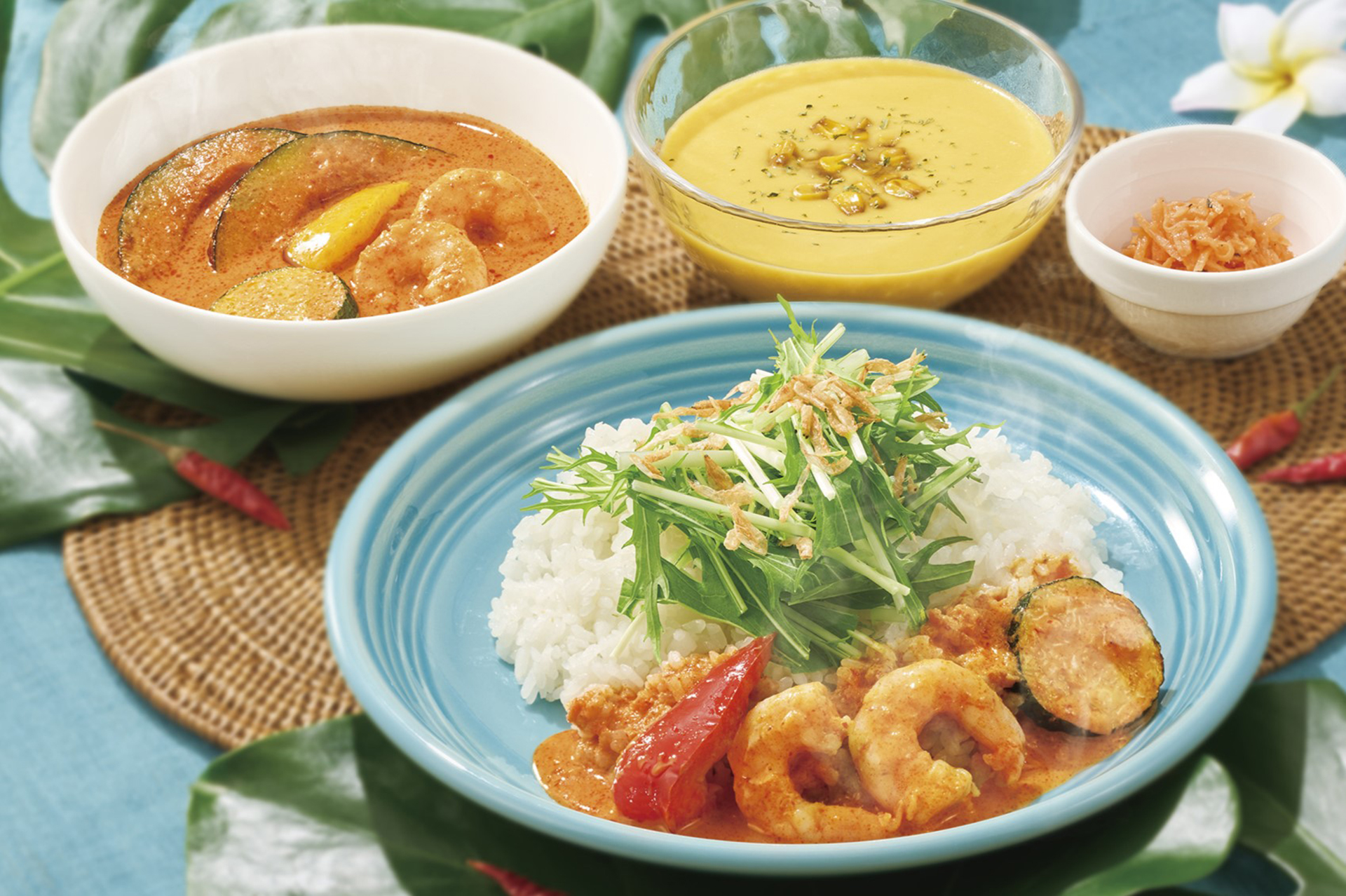 「海老と夏野菜の情熱レッドカレー」（ジョナサマーセット）