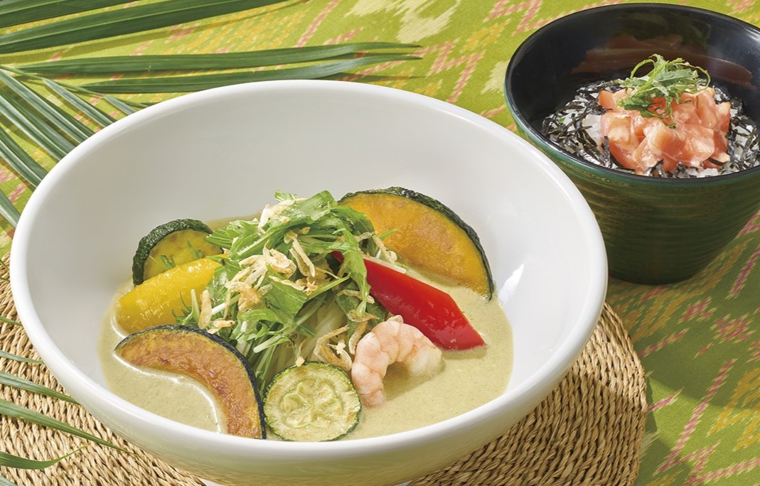 「夏野菜のグリーンカレー冷麺」（選べるちいさなごはんセット）