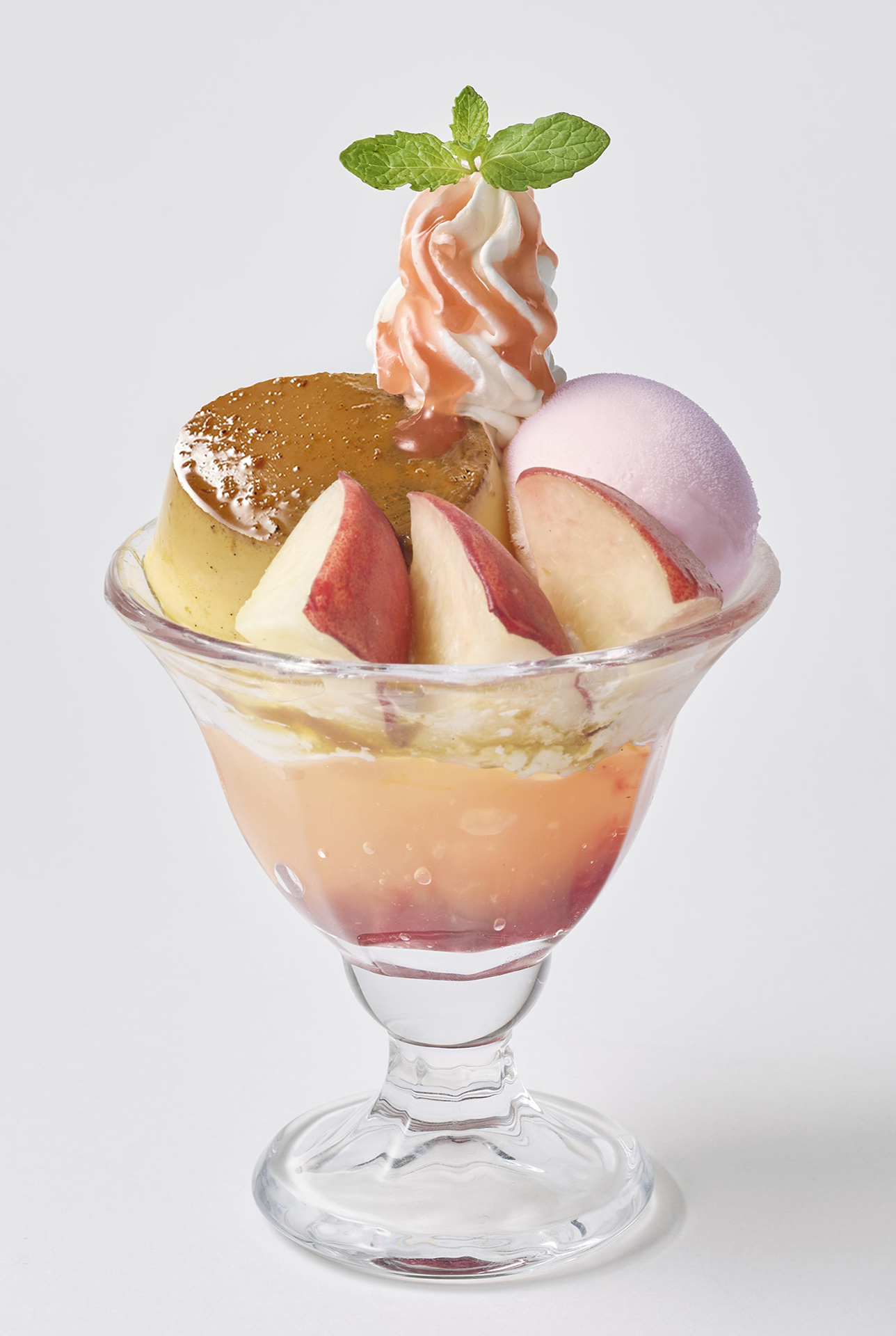 「自家製プリンのジョナサンデー（桃）」（769円）