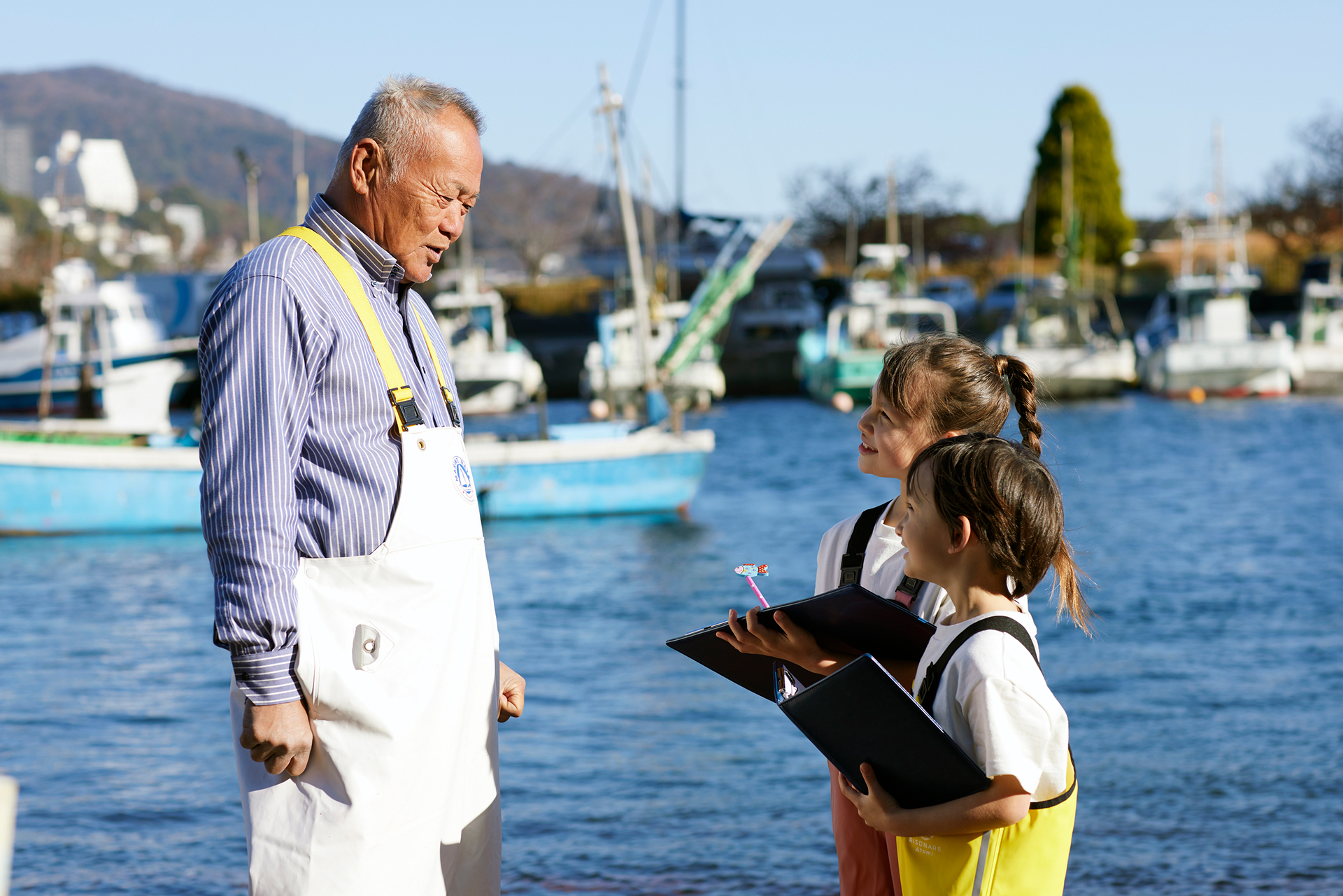 地元の漁師と打ち合わせ